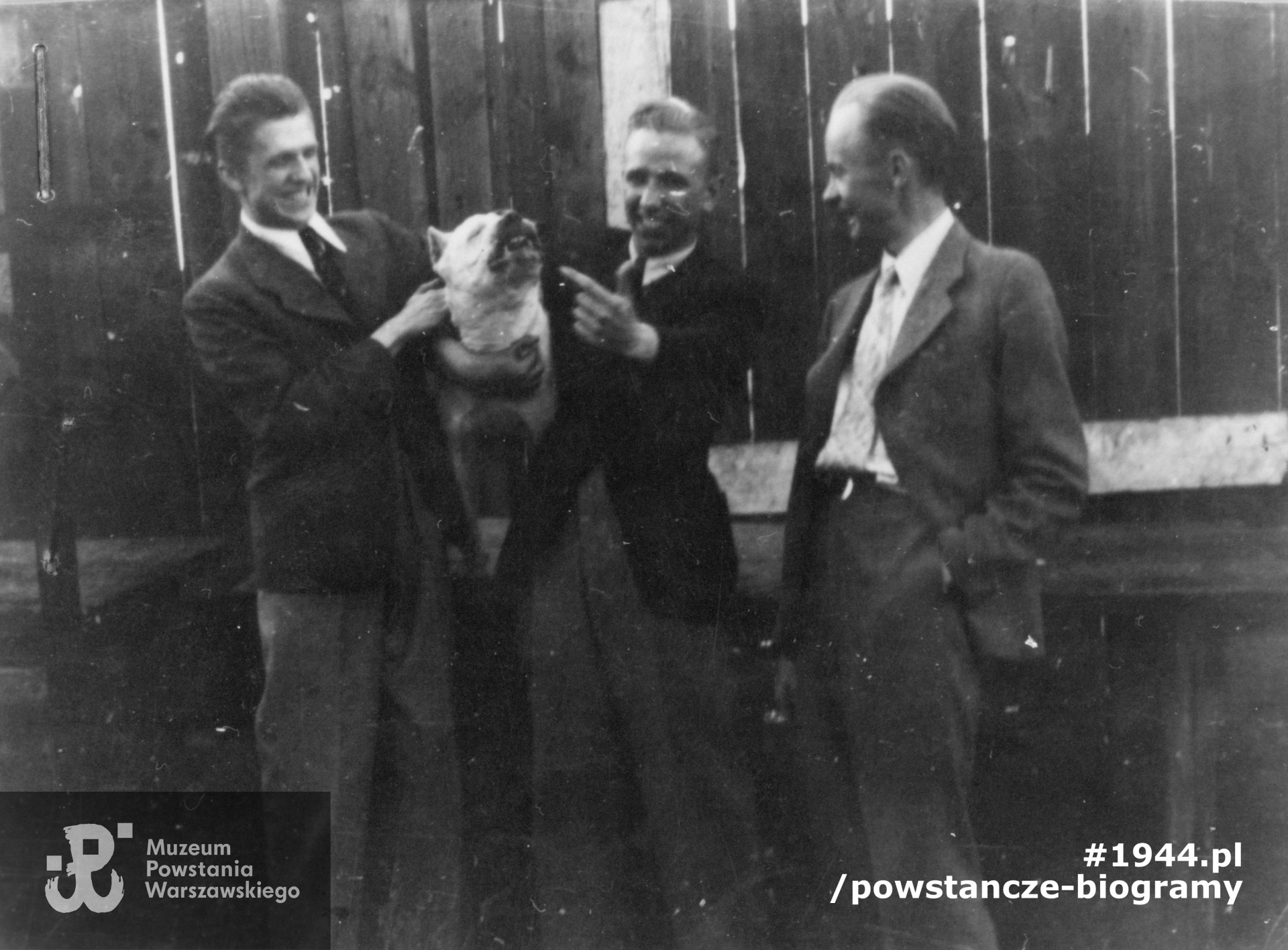 Tadeusz z kolegami i psem, stoi pośrodku. Podpis na rewersie: „A my się go nie boimy” Fot. z archiwum rodzinnego