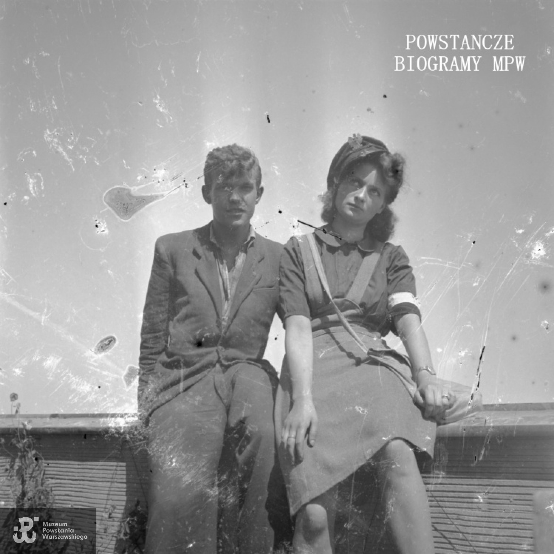 Fotografia z Powstania Warszawskiego -  kpr. pchor. Jan Rocki "Bratek" i Anna Hołubowicz (Gadkowska) na dachu domu przy ul. Mickiewicza 34. Fot. autorstwa Stefana Lewandowskiego ze zbiorów Fototeki MPW sygn. <a href=" http://www.1944.pl/galerie/fototeka/foto/3131/?szukaj=rocki"> MPW-IN/4290</a>