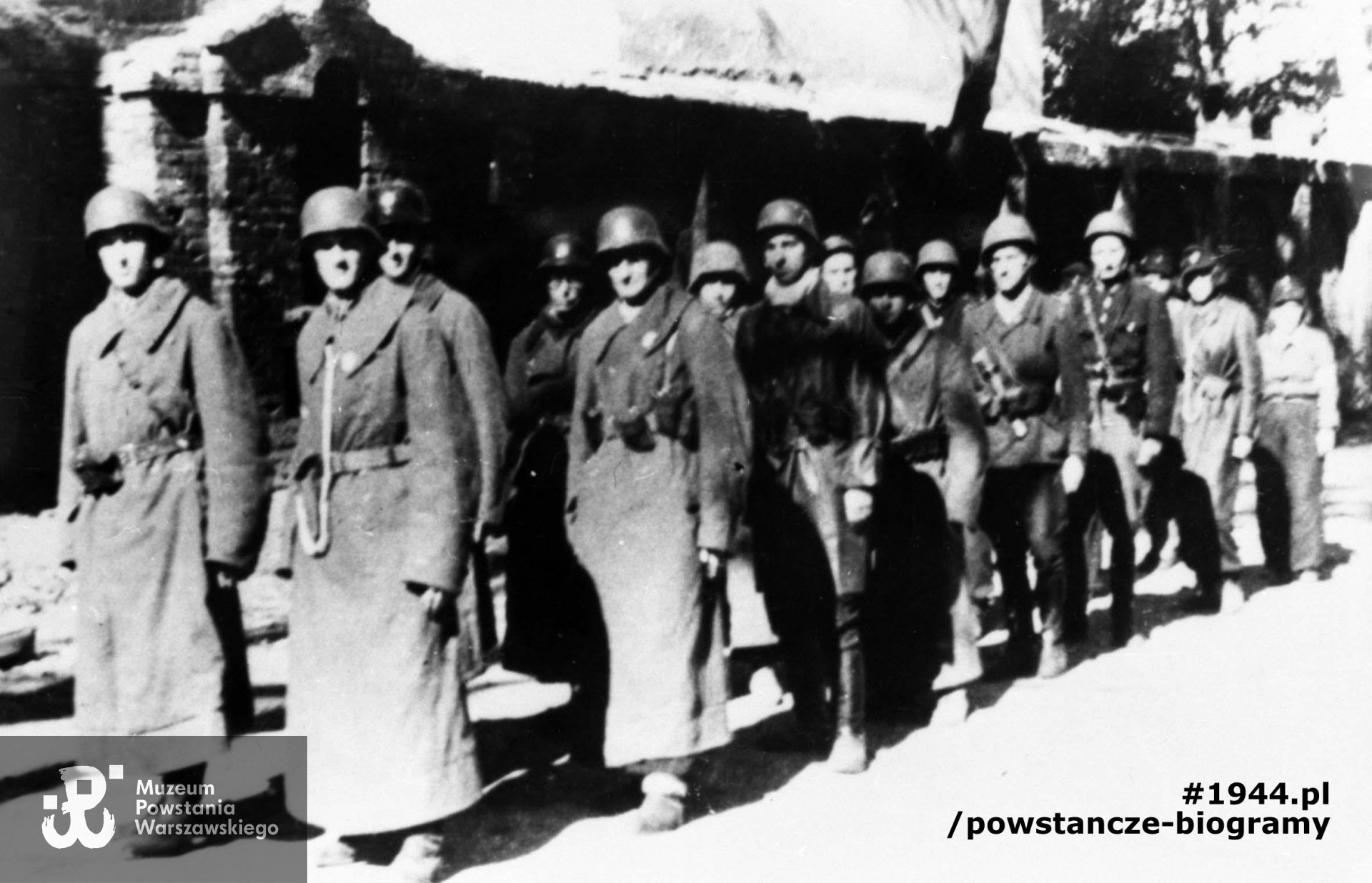 Wymarsz żołnierzy plut. NSZ "Sikora" komp. "A" Bat. osłonowego AK. Drugi od lewej plut. pchor. Jan Podhorski "Zygzak", za nim kpr. pchor. Jerzy Kokczyński "Boczkowski". Fot. ze zbiorów Muzeum Powstania Warszawskiego, sygn. MPW-IN/3534