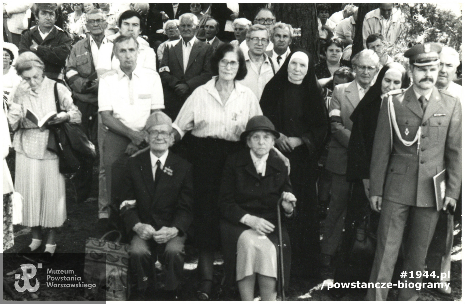 Uroczystości w 1992 roku: widoczni na zdjęciu:  Zofia Morawska ps. "Zula", Mieczysław Zieliński ps. "Dąb", siostry zakonne z Lasek uczestniczące w Powstaniu Warszawskim - s. Wiktoria i s. Róża oraz Halina Adamska - Ciężkiewicz ps. "Jutrzenka". Fot. ze zbiorów Muzeum Powstania Warszawskiego, sygn. P/5813