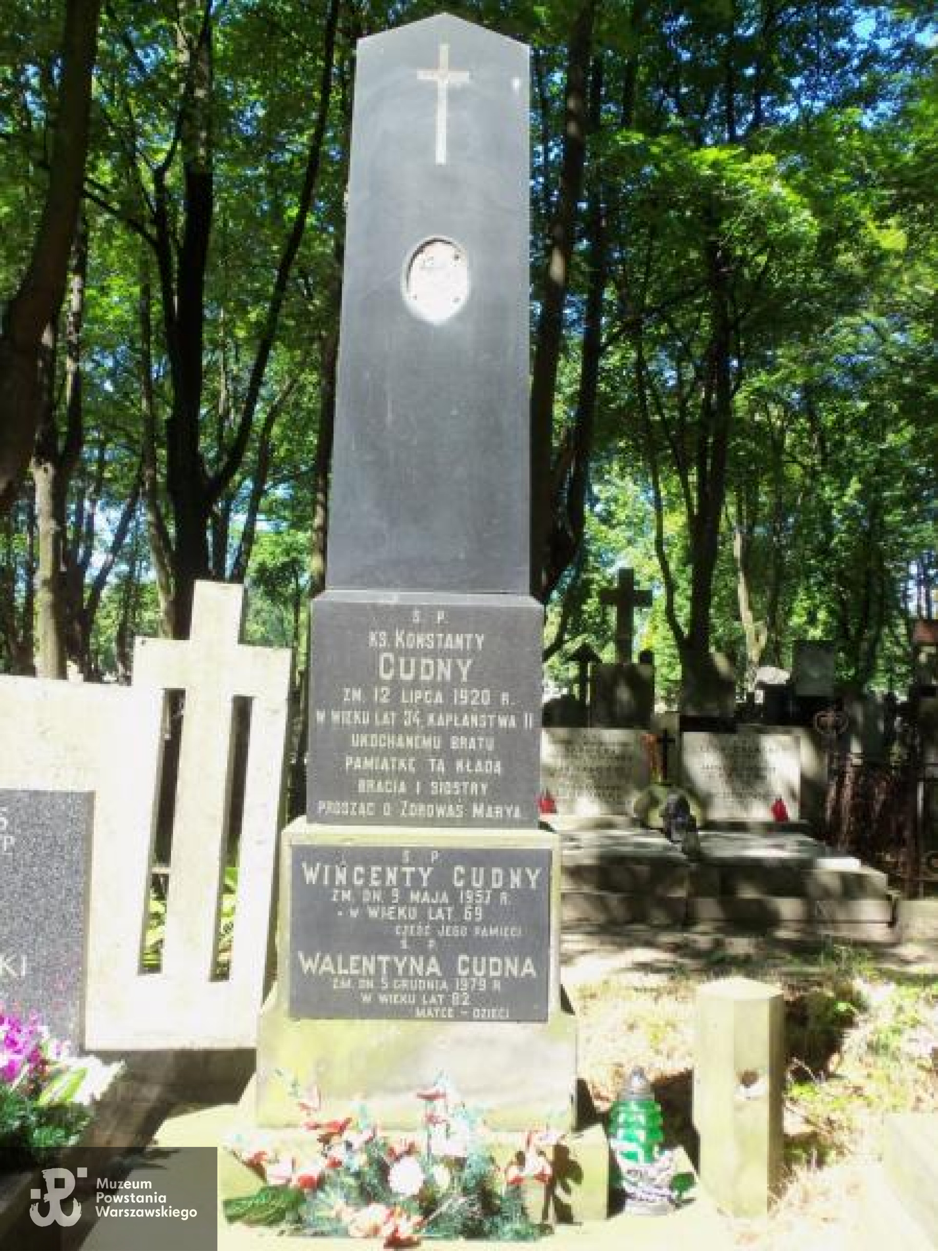 Cmentarz Powązkowski w Warszawie (Stare Powązki), kwatera 60, rząd 1, grób 29. Fot. Warszawskie Zabytkowe Pomniki Nagrobne:  serwis mapowy m. st. Warszawy: <i>cmentarze.um.warszawa.pl</i>