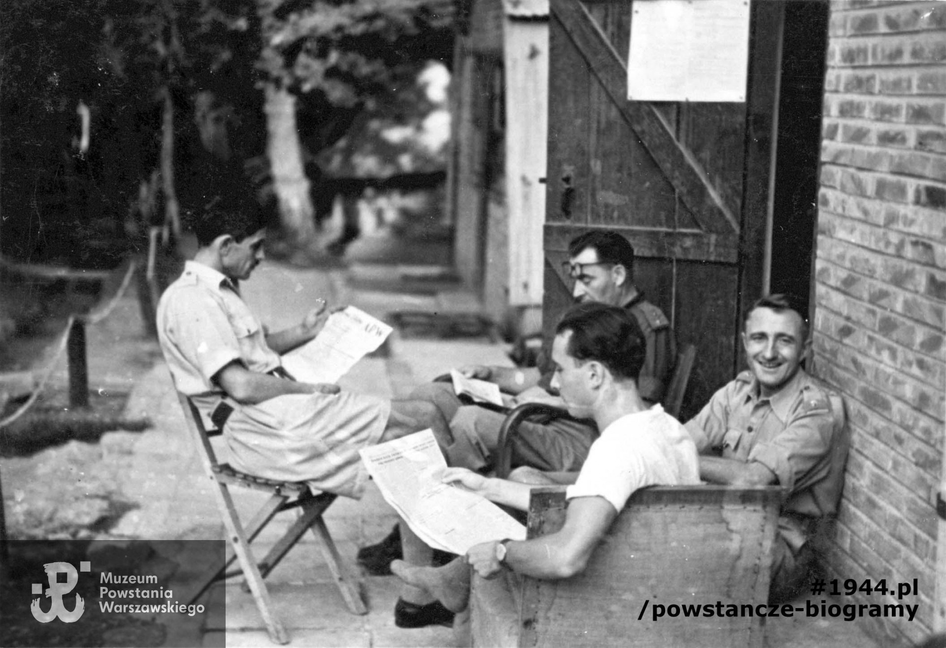 Armia Polska na Zachodzie. Stanisław Aronson z kolegami w 2 Korpusie. Fot. ze zbiorów Muzeum Powstania Warszawskiego, sygn. MPW-IP/1399, dar Stanisława Aronsona