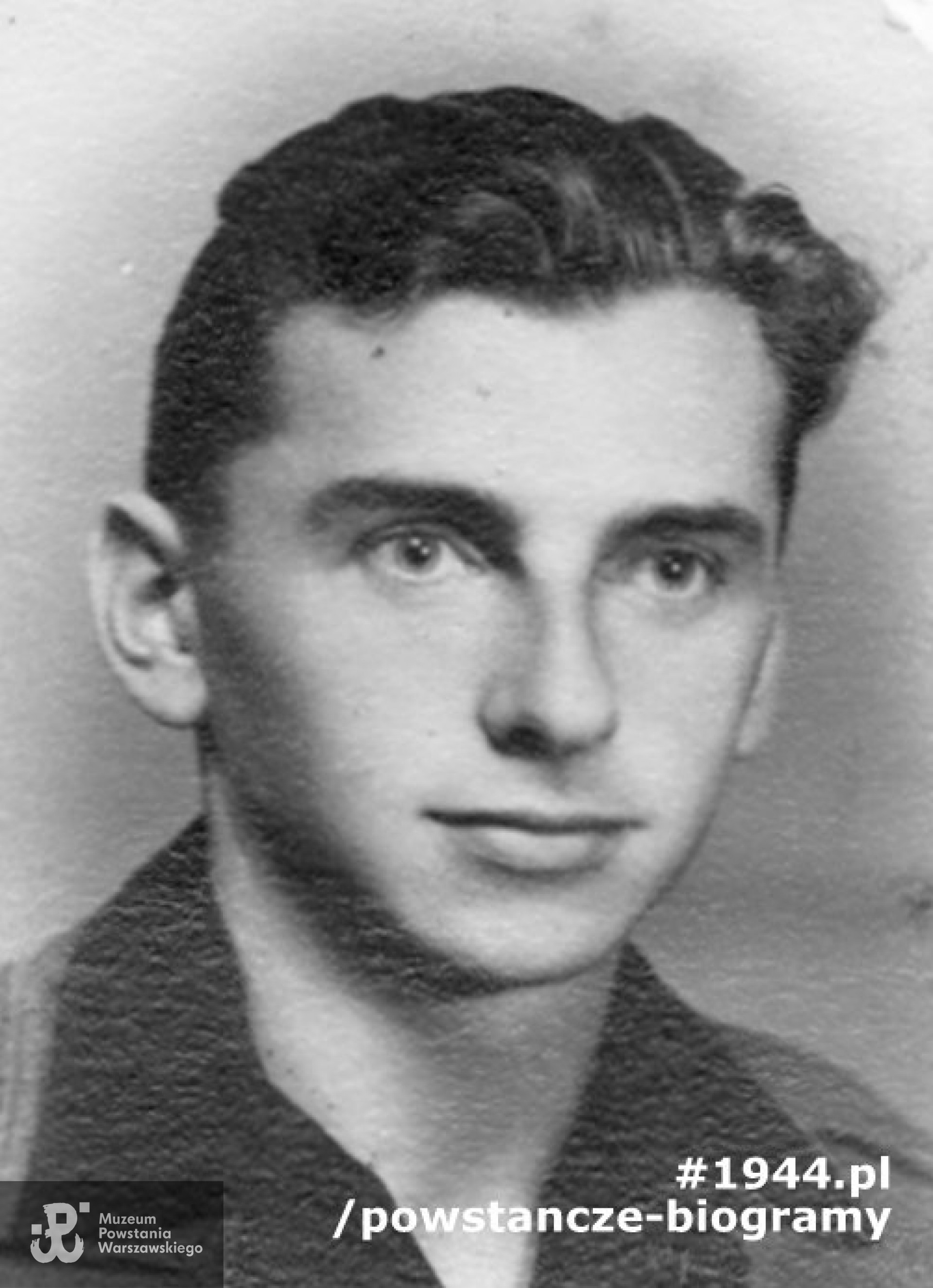 Wiesław Klempisz ps. "Brzeziński" (1925-2010) Fot. prezentowana na wystawie MPW w 2005 r. "Alejami z paradą mieli iść… (wystawa plenerowa ukazująca portrety ponad 80 powstańców i działaczy Polskiego Państwa Podziemnego represjonowanych przez władze komunistyczne w latach 1945-1956. Tytuł był nawiązaniem do wiersza Józefa Szczepańskiego, żołnierza batalionu "Parasol, który napisał podczas Powstania Warszawskiego. "Alejami z paradą będziem szli defiladą/W wolną Polskę, co wstała z naszej krwi ..."