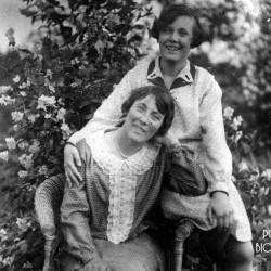 Janina Łokuciewska (1890-1944) i Jadwiga Jankielewicz (1915-1944). Obie poległy 30 września 1944 r. na ul. Kruczej 27. Fot. AR MPW