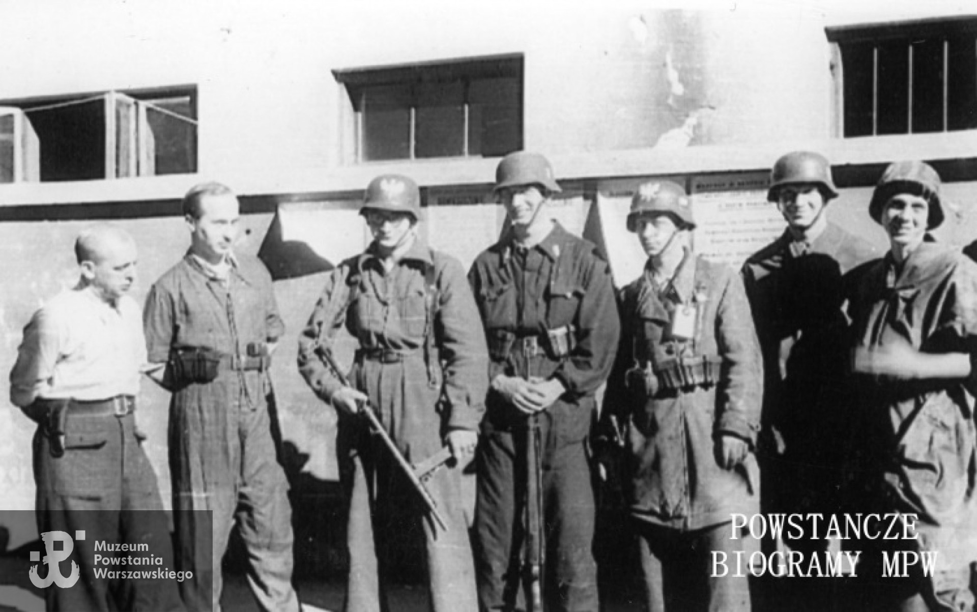 Fotografia z Powstania Warszawskiego. Śródmieście Południowe, ul. Książęca. Zbiórka grupy wypadowej 3. kompanii "Redy" batalionu "Miłosz". Od lewej: por. Marian Stasiak "Czółno", ppor. Mieczysław Kostanecki "Kłos" - dowódca plutonu, kpr. pchor. Zygmunt Zienkiewicz "Peryskop" (zginął 9 sierpnia), sierż. pchor. Juliusz Sylwin Pietrzykowski "Teddy", strz. Stanisław Białowąs "Jajko", kpr. pchor. Stanisław Szabłowski "Witeź", strz. Jerzy Ryszard Rosiak "Pantera". Autorem zdjęcia jest Wojciech Marczyński "Bogusław". Fot. ze zbiorów Muzeum Powstania Warszawskiego, sygn. MPW-IP/7966