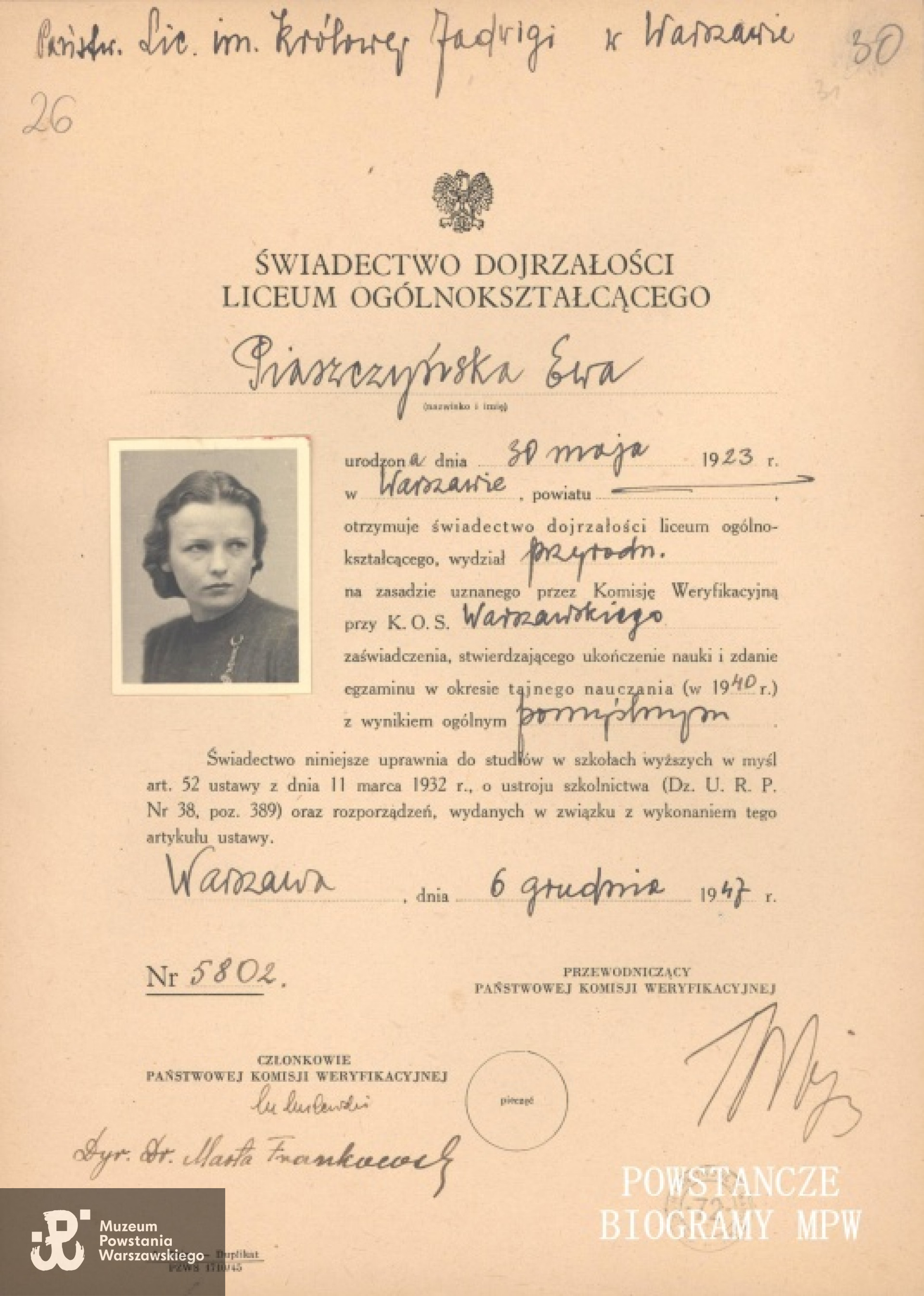 Świadectwo dojrzałości Ewy Piaszczyńskiej potwierdzające  ukończenie nauki w okresie tajnego nauczania. Ze zbiorów Archiwum Państwowego w Warszawie.