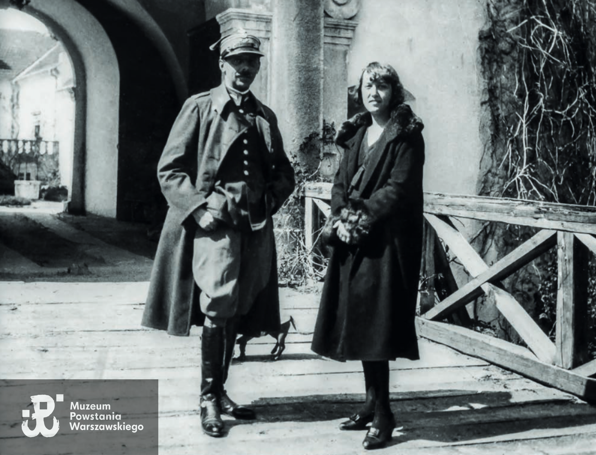 Irena i Tadeusz przed bramą zamku w Świrzu, 1936 r. Fot. Archiwum Ośrodka Karta - Zbiory Adama Komorowskiego 
