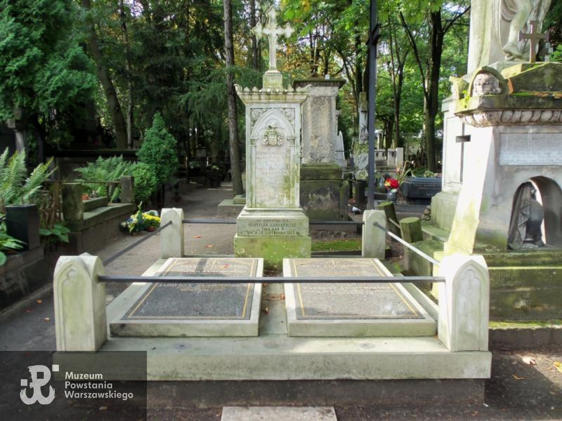 Fot. Warszawskie Zabytkowe Pomniki Nagrobne:  serwis mapowy m. st. Warszawy: <i>cmentarze.um.warszawa.pl</i>