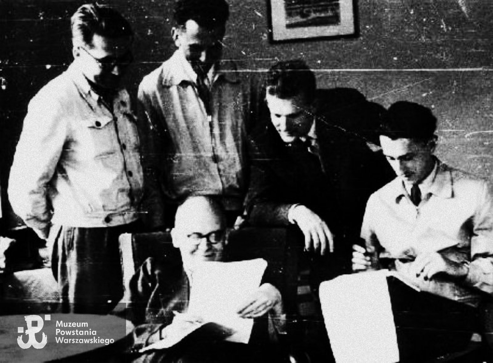 Prof. Marian Małowist z grupą uczniów i współpracowników,  widoczni od lewej: Benedykt Zientara, Andrzej Wyrobisz, Bronisław Geremek, Antoni Mączak. Przełom 1959 i 1960 r. 