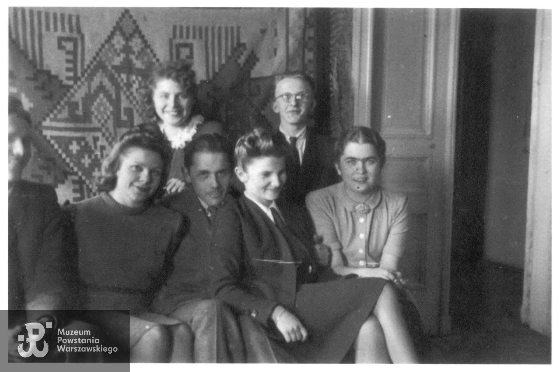 Fotografia wykonana tuż przed Powstaniem Warszawskim w lipcu 1944 roku, w drugim rzędzie pierwsza z lewej strony Magdalena Jasińska, przed nią siedzi między koleżankami jej brat Wojciech Jasiński ps. Kapsel. Fot. ze zbiorów Muzeum Powstania Warszawskiego Teczki personalne uczestników Powstania Warszawskiego.