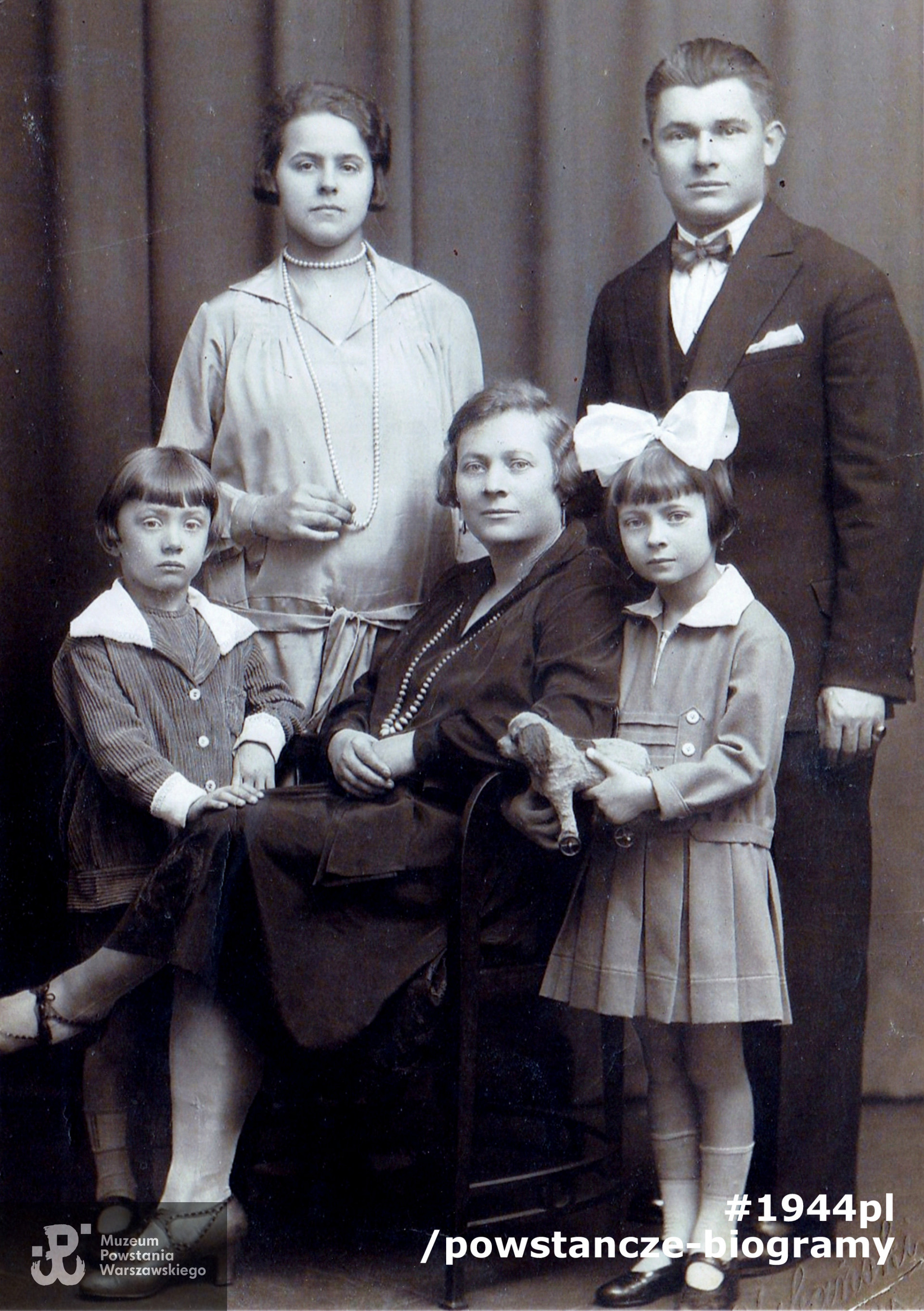 Rodzina Brzezińskich, Warszawa, lata 1927-1928. Widoczni na zdjęciu od lewej:  ok. 4-5 letni Janusz Brzeziński "Zan" opierający rączkę o kolano siedzącej matki - Heleny Brzezińskiej, dalej stoi siostra Janusza - Janina (poległa w czasie Powstania Warszawskiego w wieku 22 lat), nad nimi ojciec - Szczepan Brzeziński  oraz bona do dzieci (wychowawczyni małych dzieci w bogatych domach). Z archiwum rodzinnego udostępniła Barbara Helena Brzezińska - Jońca