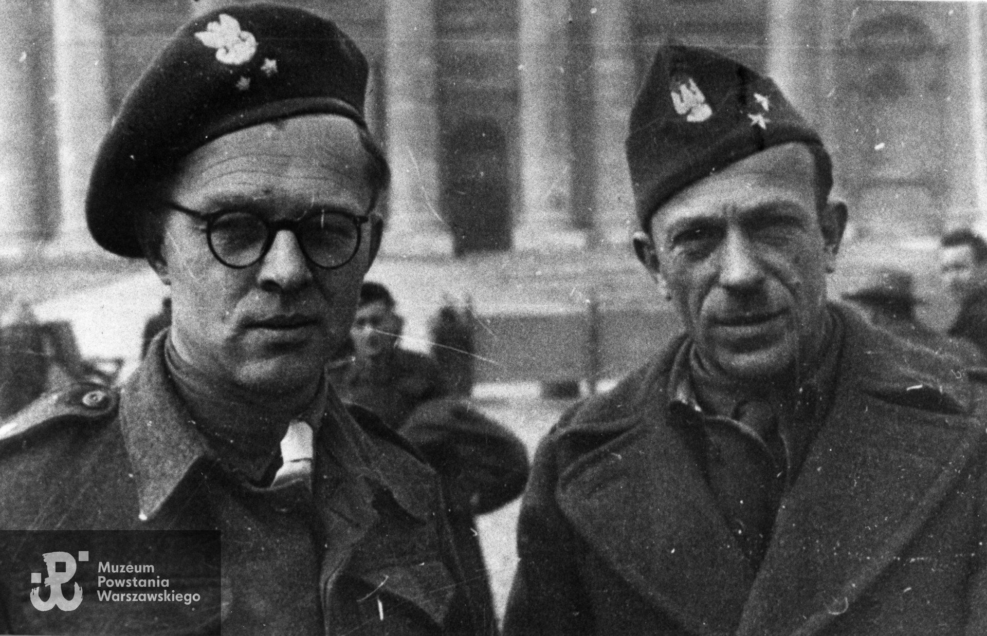 Fotografia powojenna wykonana we Włoszech. Por. Stanisław Wierzyński „Klara„ (z lewej, w okularach) i por.  Roman Groniecki ”Adam" w szeregach  2 Korpusu PSZ. Fot. ze zbiorów Muzeum Powstania Warszawskiego, sygn. MPW-IP/5777