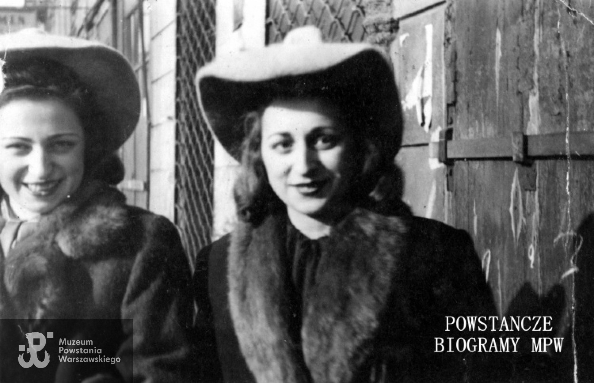 Irena (z lewej) i Janina ( po prawej) - Warszawa, lata okupacji. Fot. z archiwum rodzinnego Ireny Kosyl z d. Godlewskiej