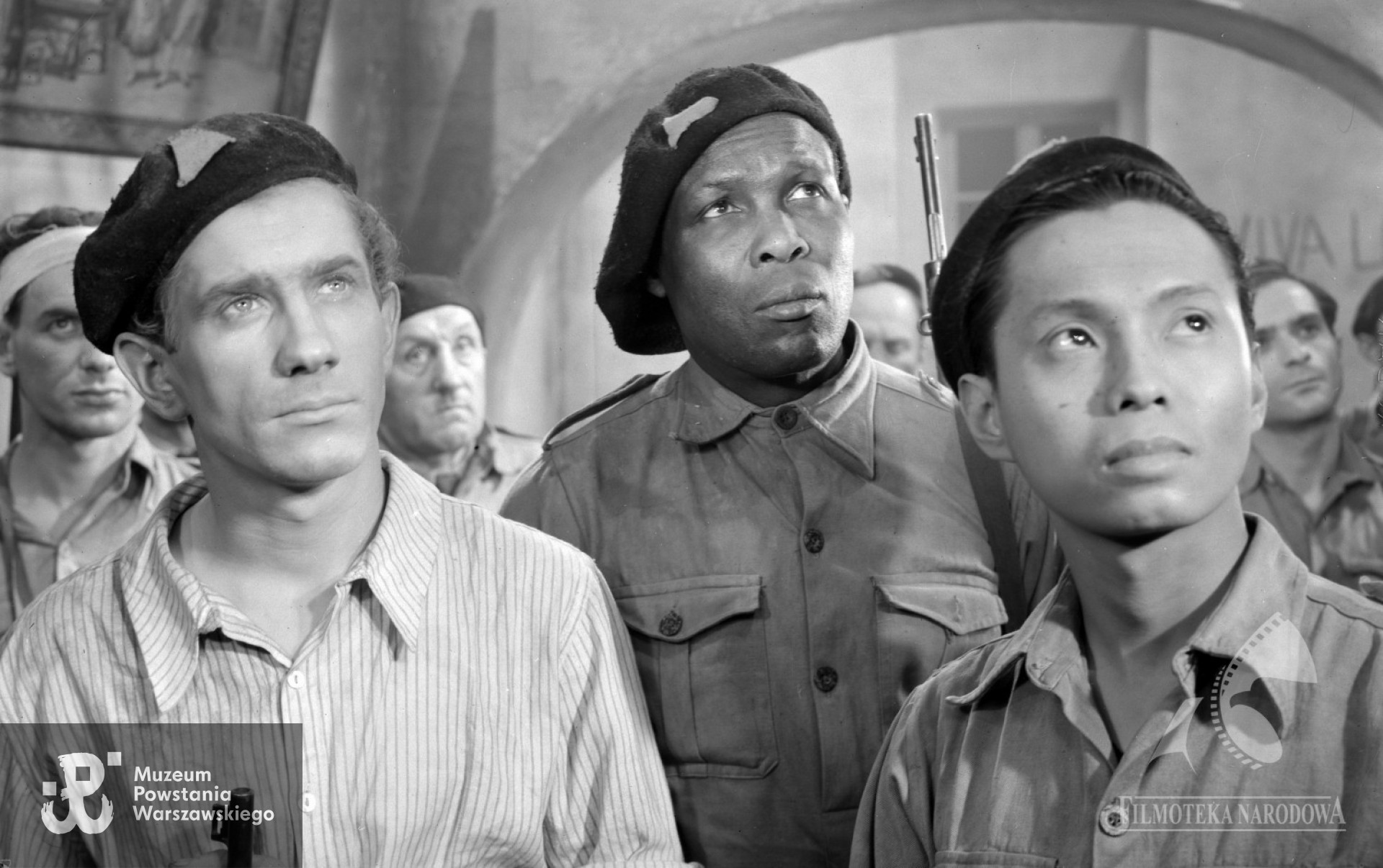 „Żołnierz Zwycięstwa" w reż. Wandy Jakubowskiej (1953). Od lewej: Ryszard Zaorski, August O'Brown i aktor NN. Fotografia ze zbiorów Filmoteki Narodowej - Instytut  Audiowizualny, Studio Filmowe ”Kadr", autor Kazimierz  Wawrzyniak  <strong><i> fototeka.fn.org.pl</i></strong>. Identyfikacja  - p. Piotr Śmiałowski, FINA