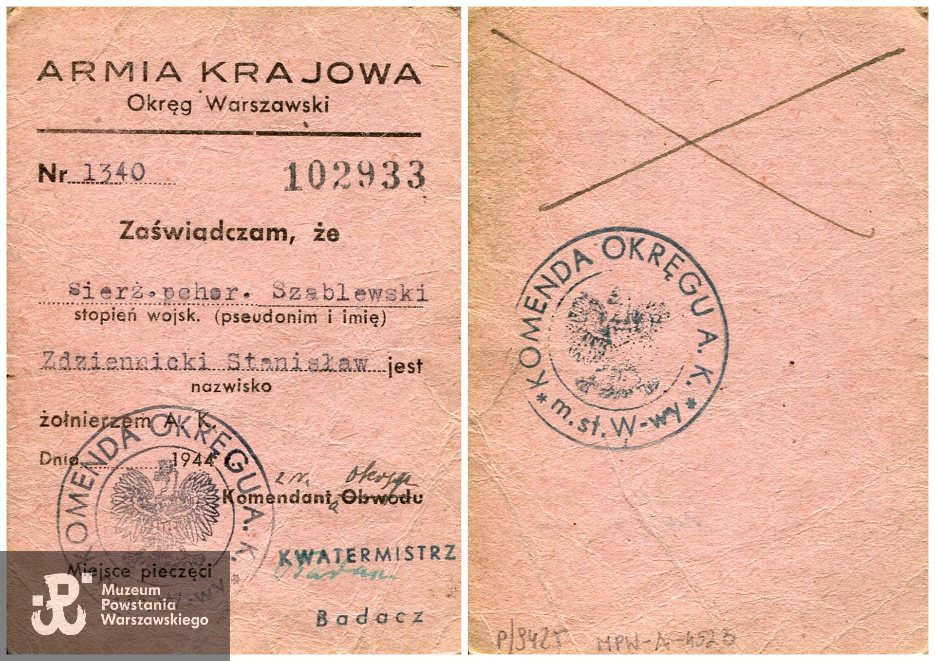 Legitymacja AK, nr 11340, wystawiona z datą 25.07.1944 r. Stopień i nazwisko: sierż. pchor. Zdziennicki Stanisław ps. Szablewski. Numer jeniecki 102933. Na rewersie: pieczęć Komendy Okręgu AK.Ze zbiorów Muzeum Powstania Warszawskiego, sygn. MPW-A4523 (P/9425/20).