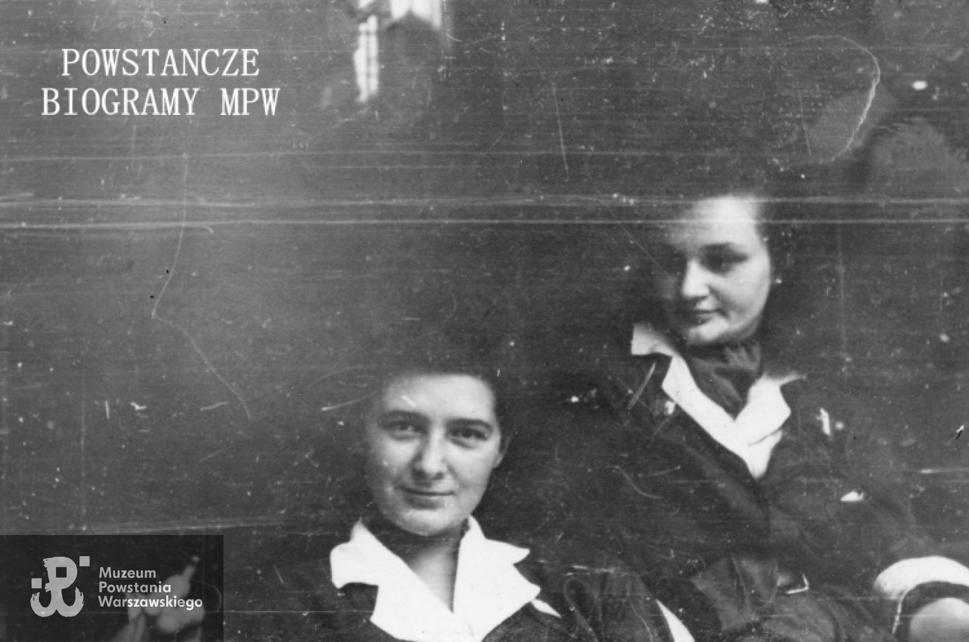 Fotografia z Powstania Warszawskiego. Śródmieście Południowe. Po lewej sekretarka 1.plutonu "Kłosa" 3. kompanii "Redy" batalionu "Miłosz:", obok (na zdjęciu po prawej) Hanna Eulalia Baranowska "Lalka" z tego samego oddziału. Autorem zdjęcia jest Wojciech  Marczyński ps. "Bogusław". Fot. ze zbiorów Muzeum Powstania Warszawskiego, sygn. P/4477