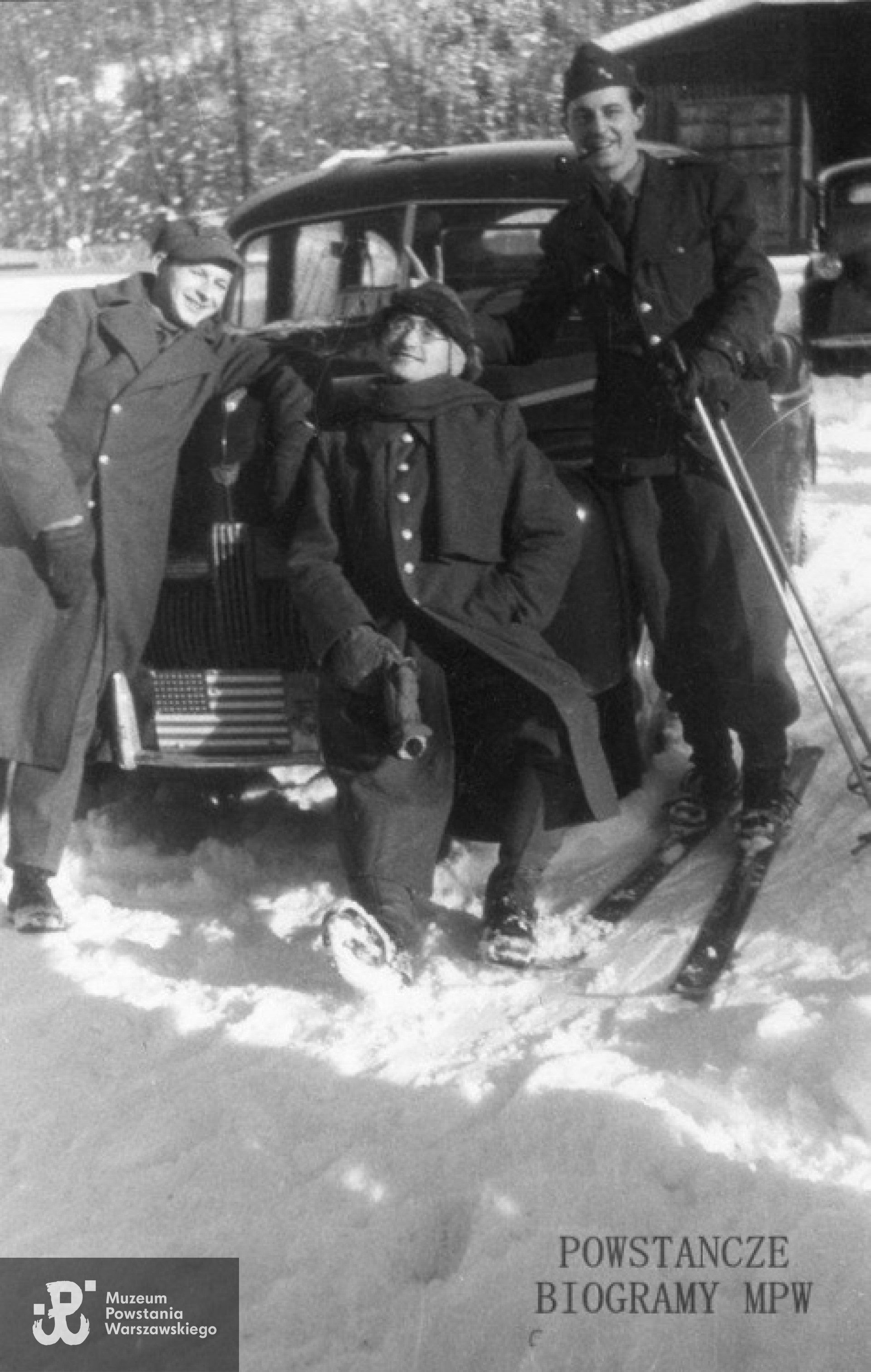 Zakopane 1945/1946. Od prawej: Jan Rodowicz "Anoda", w środku Bogdan Celiński "Wiktor", pierwszy z lewej Jan Makowelski "Pytek". Źródło fot. <i>www.facebook.com/komitetbatalionzoska</i>