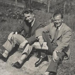 Konstanty Lech  Szymański, dr „Świderski” (po lewej), z bratem Juliuszem (Júlio Piniorem) w Brazylii. Lata 50. Źródło: tygodnikkrag.pl 
