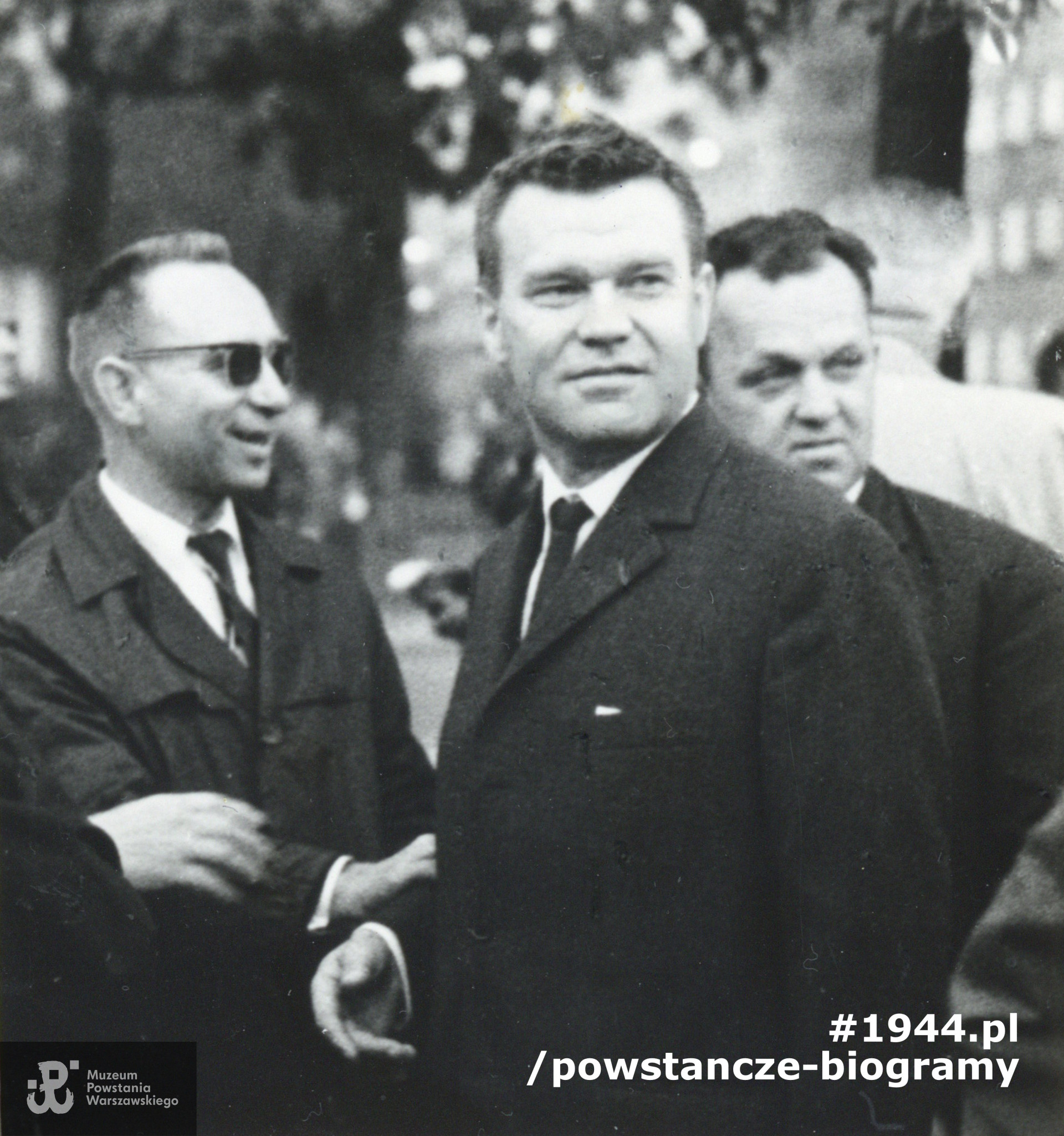 Fotografia powojenna. Od lewej: Mieczysław Urbanowski ps. Biczan, Jan Rocki ps. Bratek, Wiktor Dowalla "Wilk". Fot. ze zbiorów Muzeum Powstania Warszawskiego - materiały Jana Rockiego