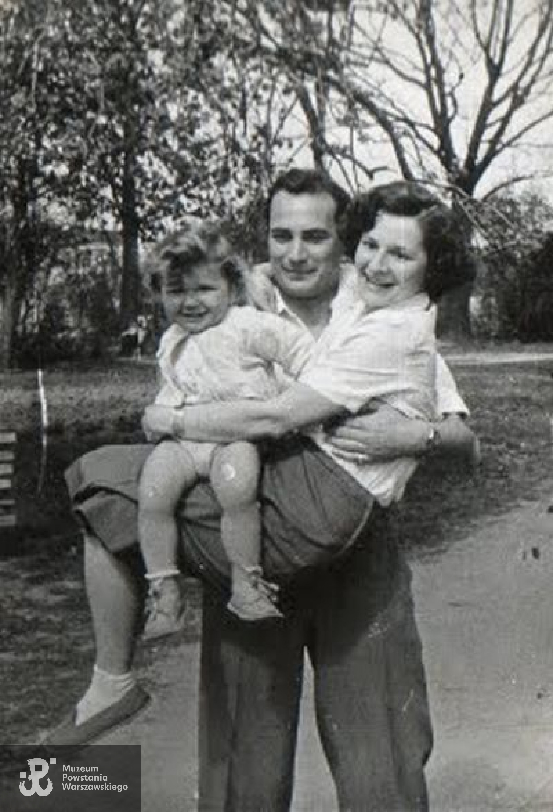 Wanda Bobrowska z rodziną. Na zdjęciu  z mężem Jerzym i synem Markiem. Ze zbiorów Anny Leskiewicz / Archiwum 2. HBAP "Żbik"