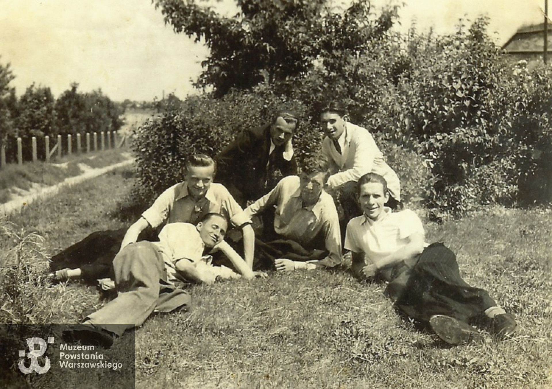 Leżą od prawej: Jan Nastkiewicz ps. "Kotwica", w środku Eugeniusz Schelberg ps. "Dietrich", po lewej Eugeniusz Wożniak ps. "Mruk". Z tyłu za "Mrukiem" Henryk Rybicki ps. "Lech".