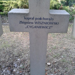 Mogiła kpr. pchor. Zbigniewa Wiszniowskiego na Cmentarzu Wojennym w Budach Zosinych. Fot. Mariusz Skroński