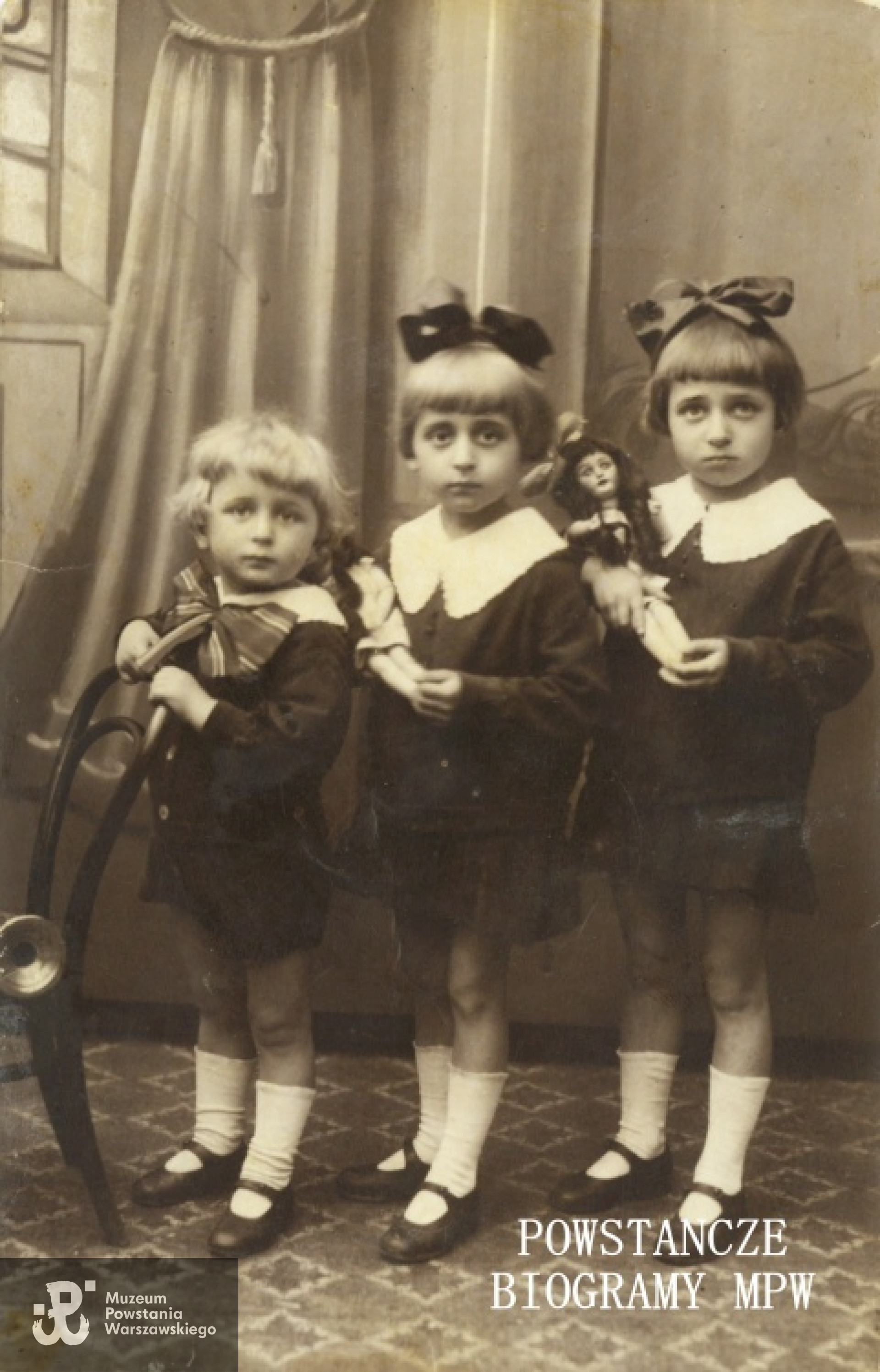 Irena i  Janina - lata 20-te XX w. Fot. z archiwum rodzinnego Ireny Kosyl z d. Godlewskiej