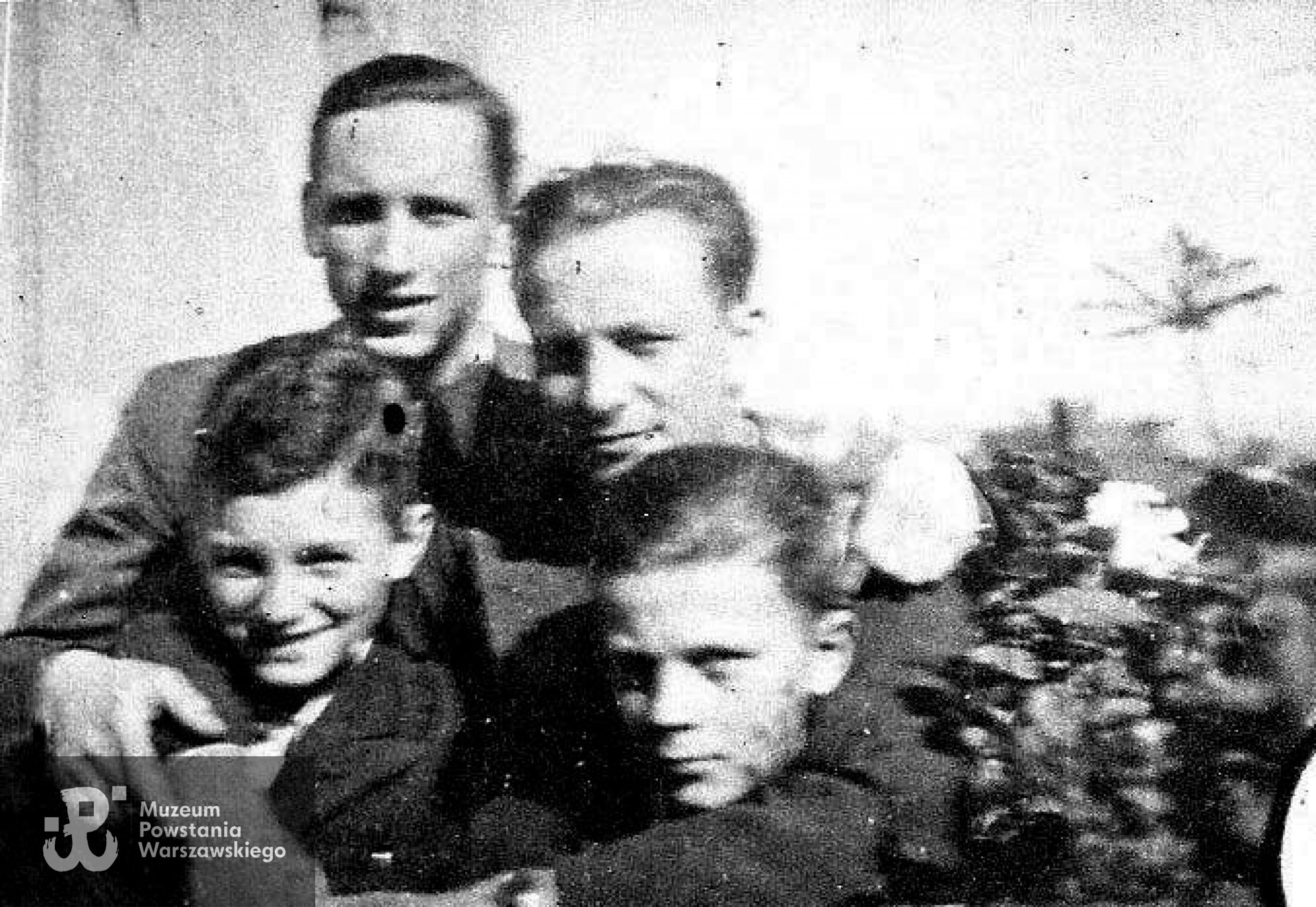 Wiosna 1943. Od lewej: Andrzej Hryniewicz "Tarzan" (poległ 21.08.1944)  z bratem Bohdanem Hryniewicz "Bohdan", za nimi stoją -   z lewej: Zygmunt Rymszewicz "NN" (pol. 1.08.1944), po prawej i Wiktor Rymszewicz "Kot" (pol. 5.09.1944). Fot. Bohdan Hryniewicz, archiwum rodzinne.