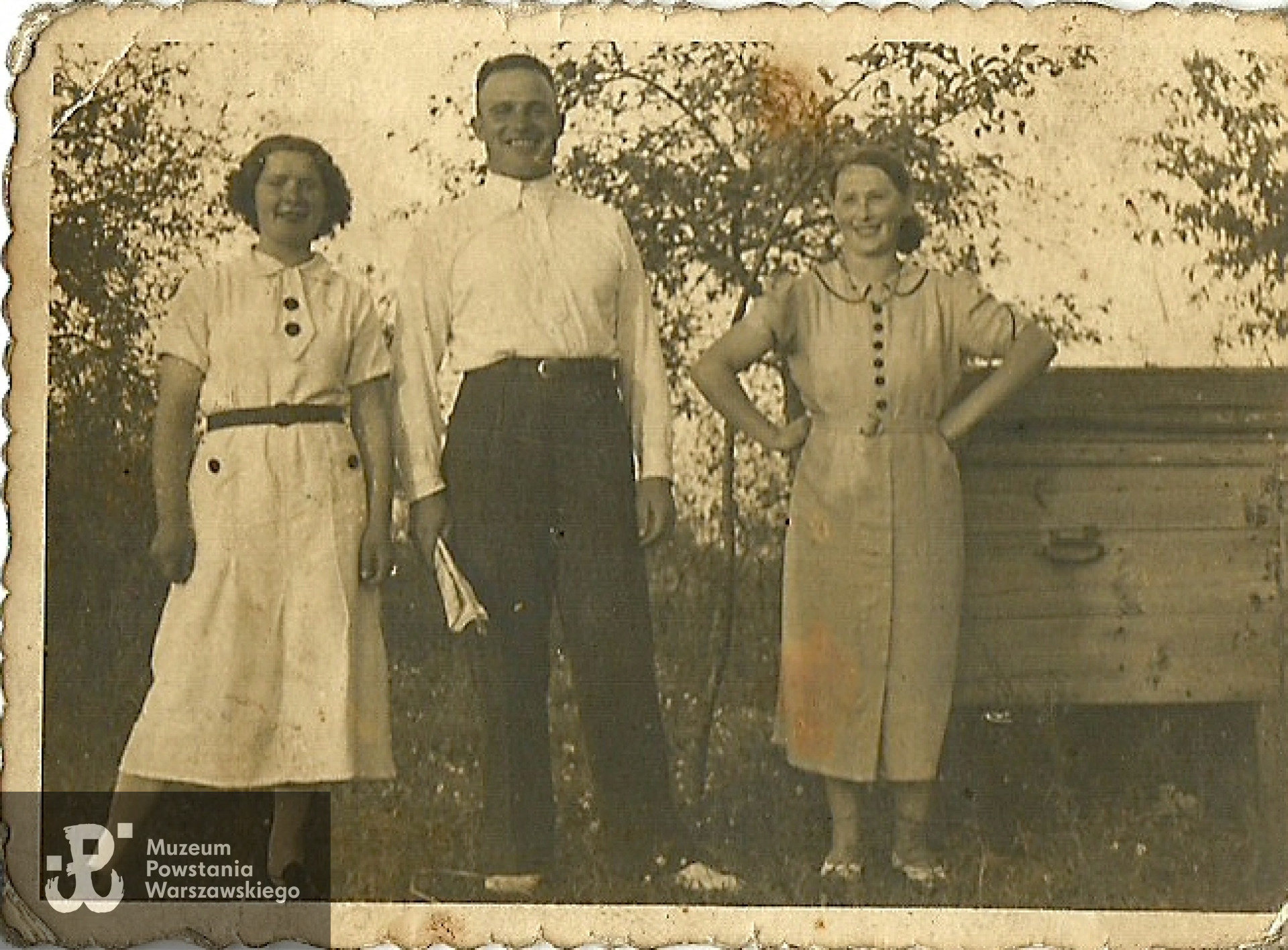 Rok ok 1935 lub 1936. Siostry Zalesińskie (od lewej) Helena i Anna, żona Władysława (w środku)