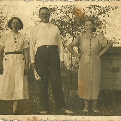Rok ok 1935 lub 1936. Siostry Zalesińskie (od lewej) Helena i Anna, żona Władysława (w środku)