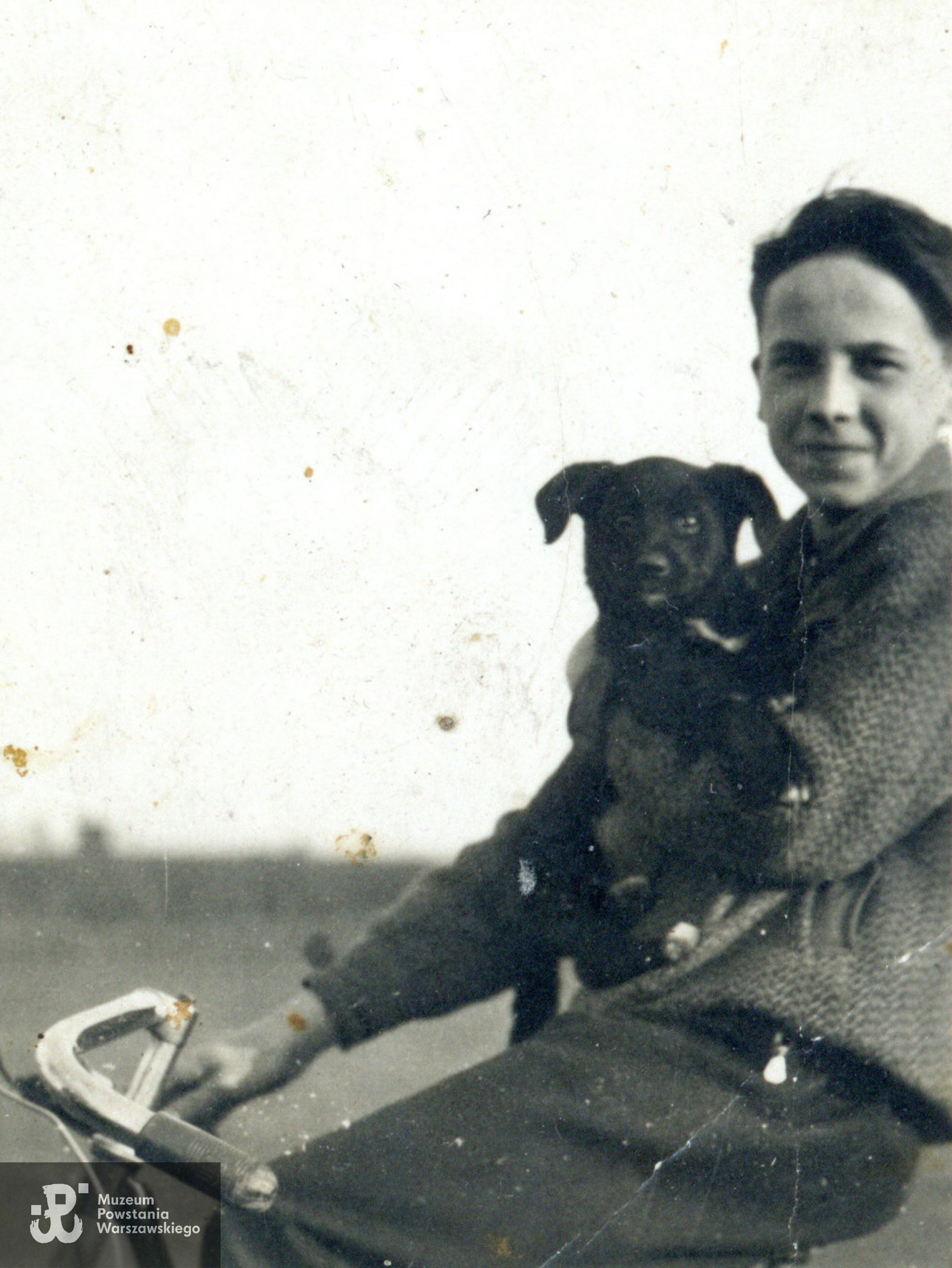 Edward na rowerze ok. 1940 roku. Fot. ze zbiorów rodzinnych,  udostępniły  p. Dorota Zbiegniewska-Lech i p. Anna Zbiegniewska-Lis, siostrzenice Powstańca. Skany wykonano w Muzeum Powstania Warszawskiego w lutym 2024 r. 