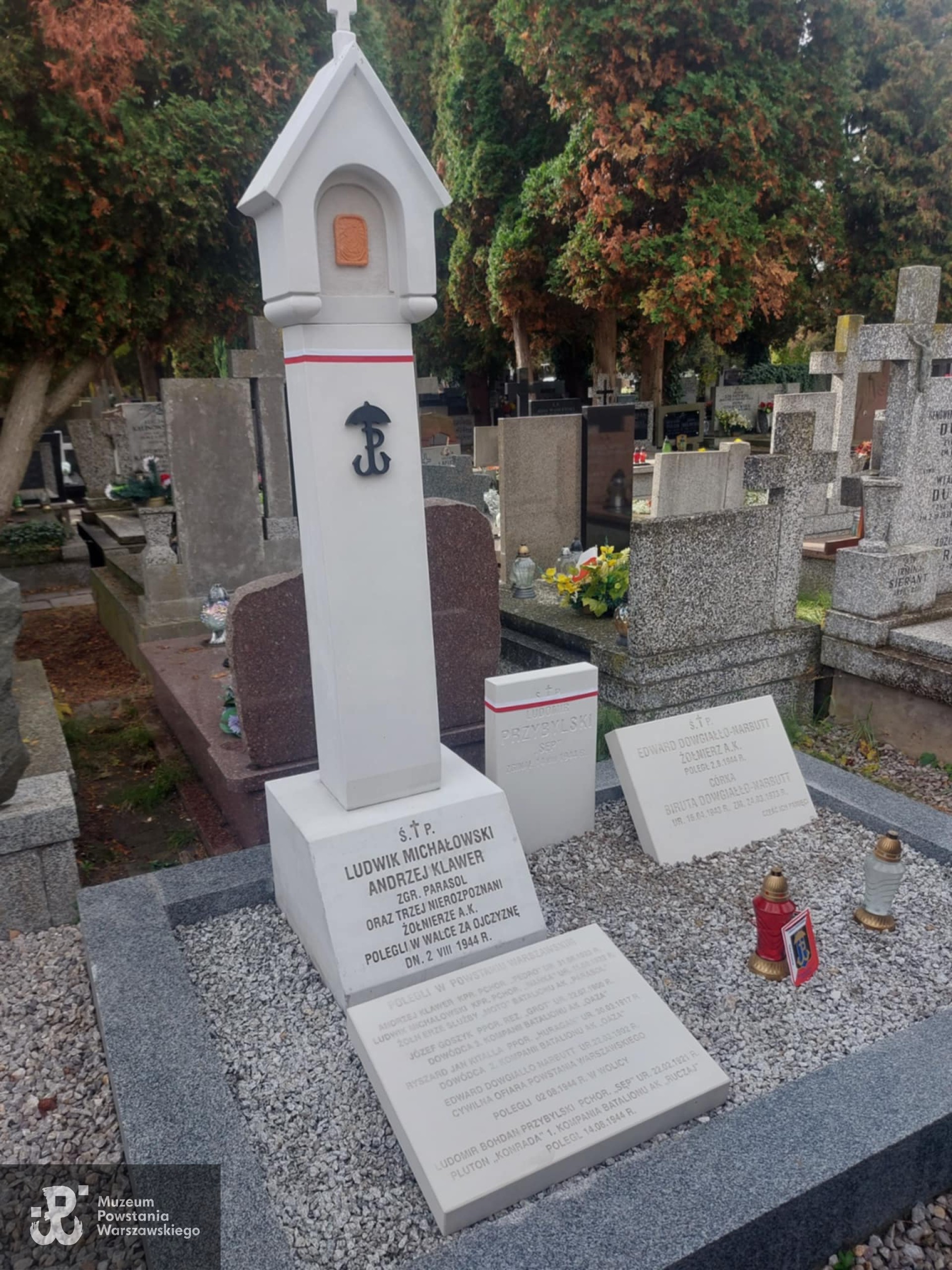 Mogiła zbiorowa Powstańców Warszawskich na Cmentarzu na Służewie przy ul. Wałbrzyskiej - stan po renowacji, październik 2025. Fot. udostępnił p. Remigiusz Stefani.