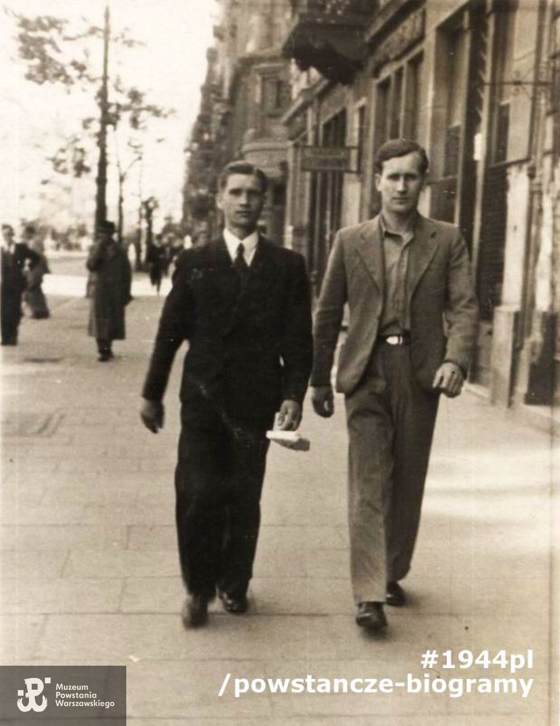 Warszawa, ul. Marszałkowska, z lewej Zygmunt Sobiesiak „Delfin”, obok, po prawej jego brat Stanisław ps. „Żelbet". Fot. z archiwum rodzinnego p. Krzysztofa Sobiesiaka