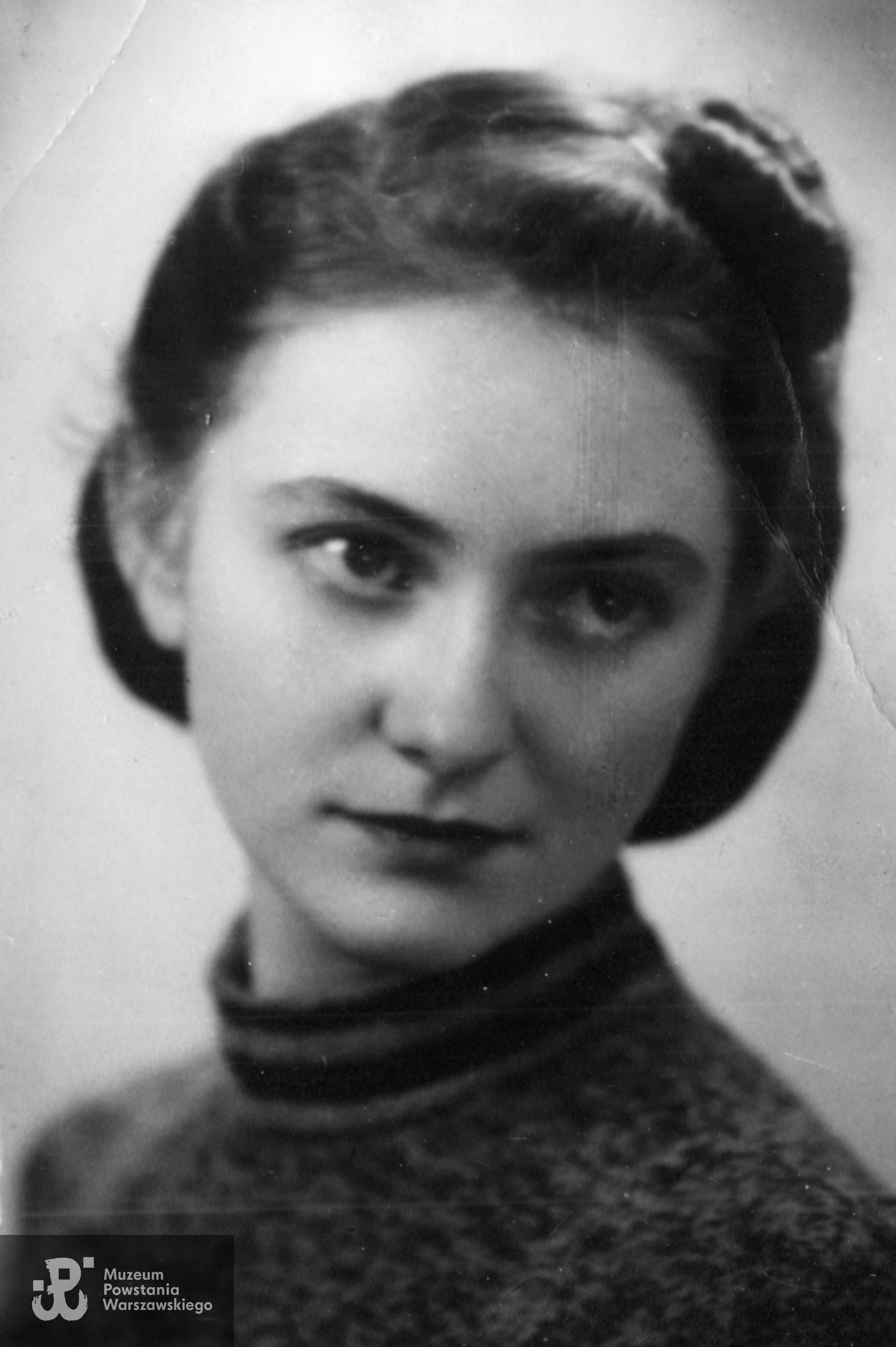 Urszula Falcman - fotografia wykonana przed wybuchem Powstania Warszawskiego, w okresie okupacji niemieckiej. Fot. ze zbiorów rodzinnych, skan udostępniła p. Joanna Brzastowska z domu Macińska 