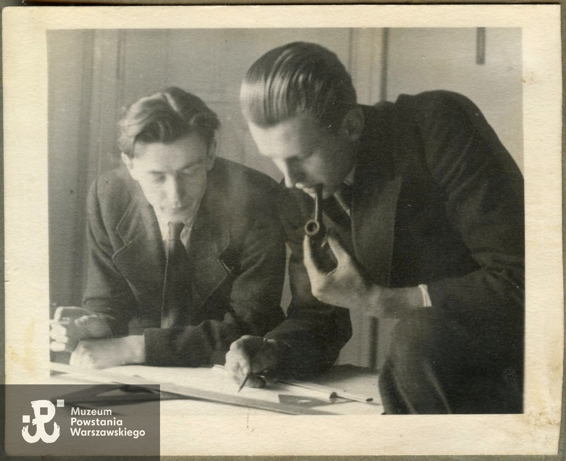  Na kursach kreślarskich, Andrzej Kozielski widoczny na zdjęciu po prawej. Fot. udostępniła p. Maja Żółtowska, archiwum rodzinne