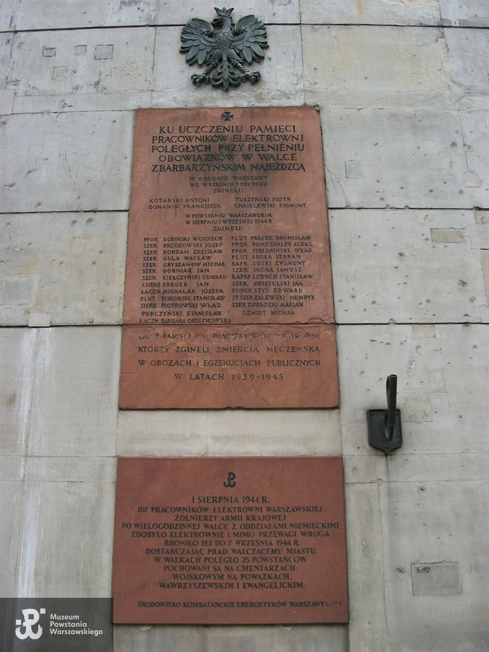 Tablica przy ul. Tamka 1 róg Wybrzeża Kościuszkowskiego 41 poświęcona poległym pracownikom Elektrowni Warszawskiej poległym w obronie Warszawy we wrzeniu 1939 roku i  w Powstaniu Warszawskim w sierpniu i wrześniu 1944 r. oraz pamięci 280 pracowników elektrowni którzy zginęli śmiercią męczeńską w obozach i egzekucjach publicznych w latach 1939-1945