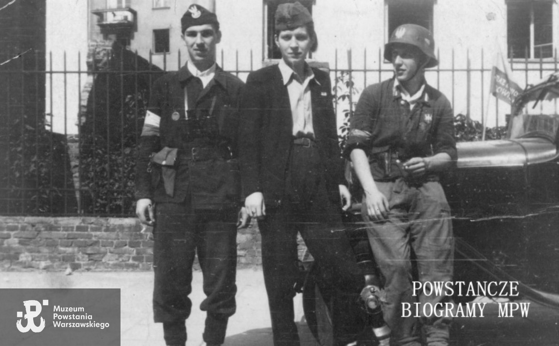 Grupa powstańców, w hełmie Tadeusz Lernaciński. Ze zbiorów Muzeum Powstania Warszawskiego, sygn. MPW-IP/4084