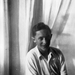 Maciej Szymański w pomieszczeniu. Prawdopodobnie teren Żoliborza, maj 1941 rok. Fot. Olgierd Budrewicz, ze zbiorów Fototeki MPW