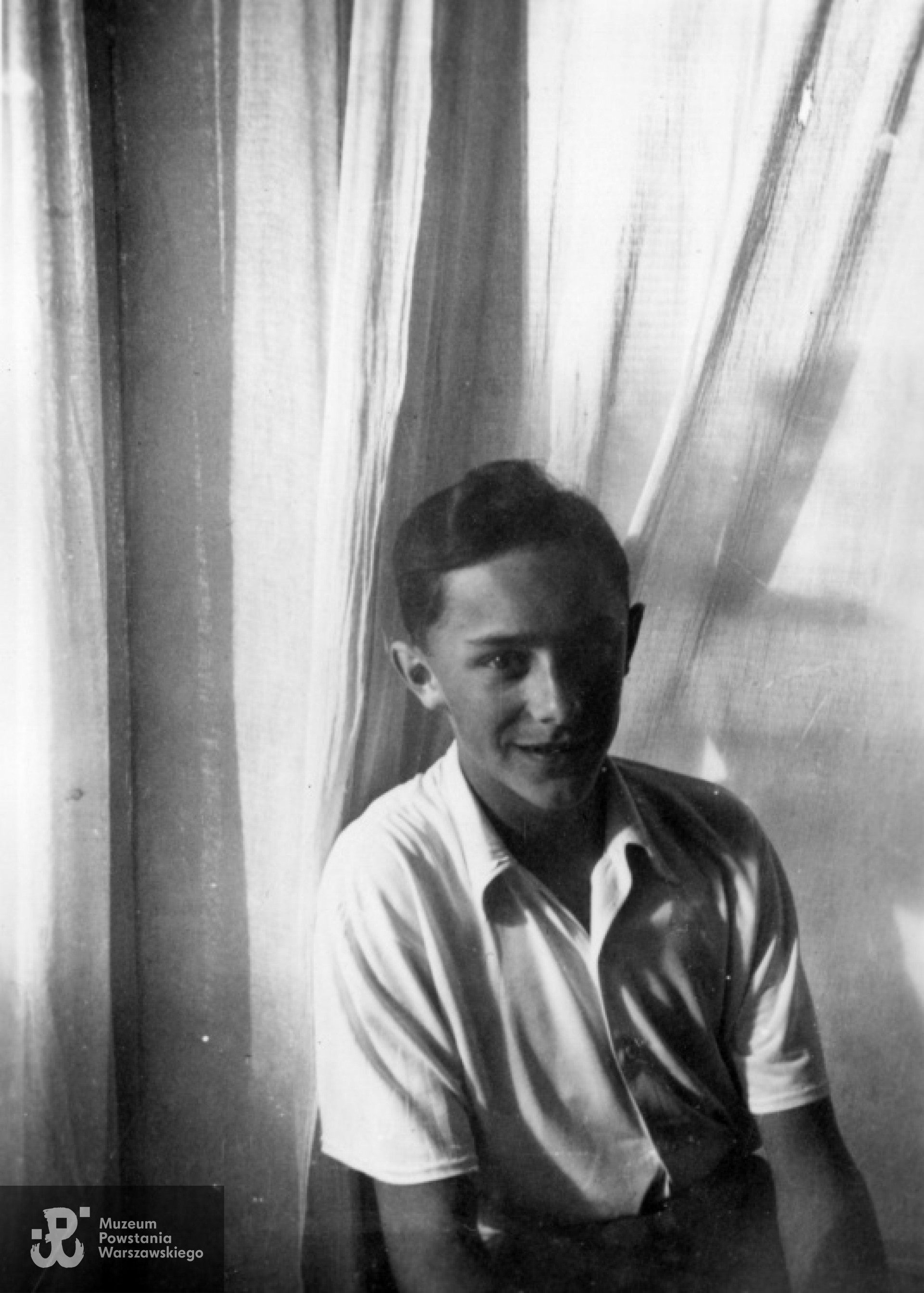 Maciej Szymański w pomieszczeniu. Prawdopodobnie teren Żoliborza, maj 1941 rok. Fot. Olgierd Budrewicz, ze zbiorów Fototeki MPW
