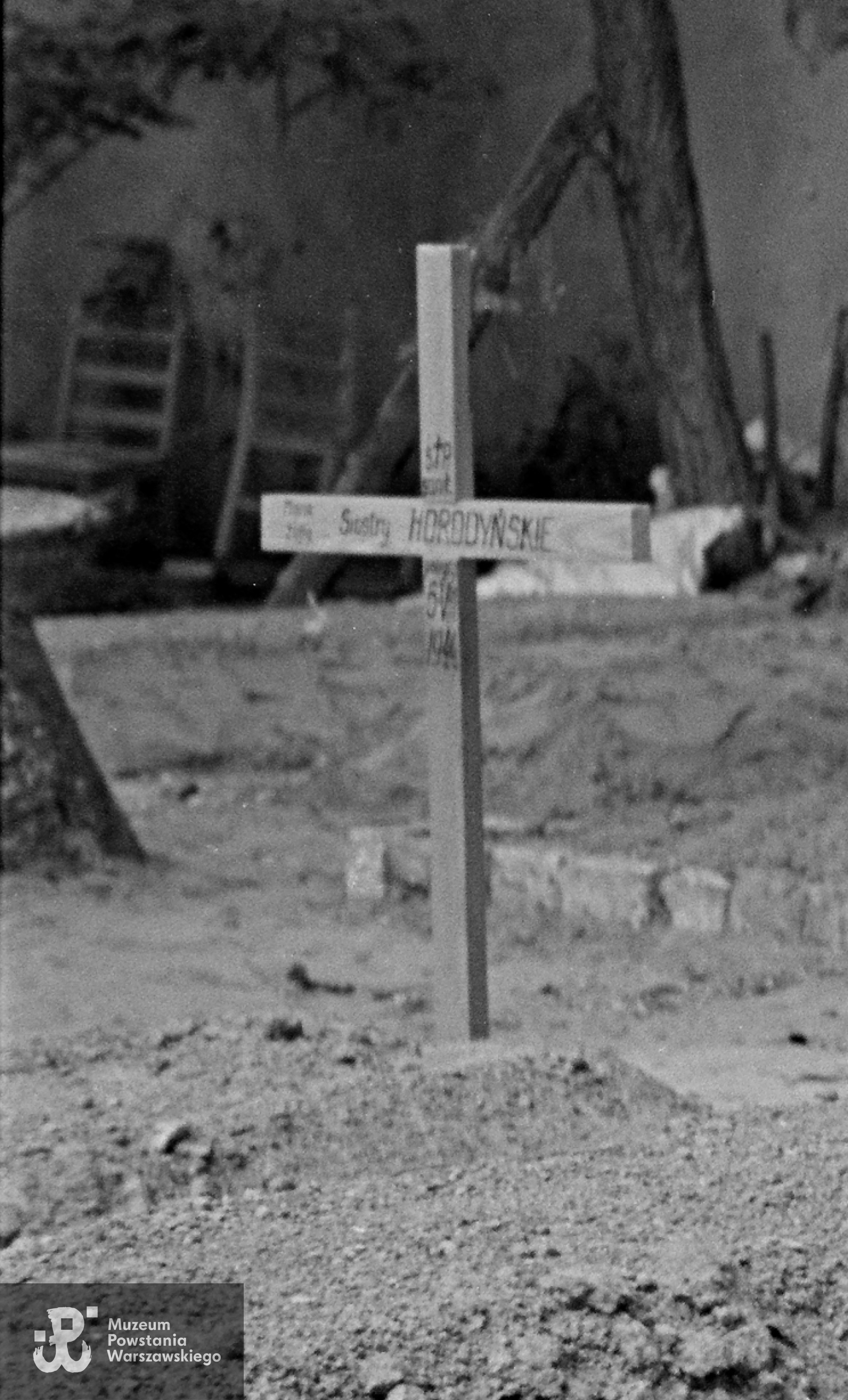 Fotografia z Powstania Warszawskiego przedstawiająca pierwszą mogiłę sióstr Horodyńskich. Zdjęcie autorstwa Sylwestra "Krisa" Brauna, zbiory Muzeum Powstania Warszawskiego, sygn. MPW-IS/3142 