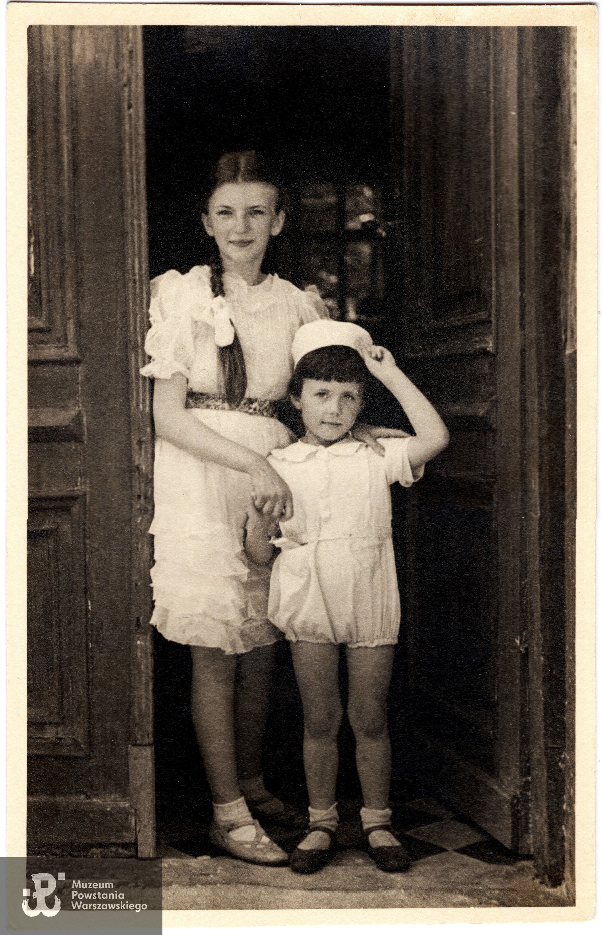 Fotografia z 1940 roku - Teresa Ekner z bratem Jerzym. Fot. ze zbiorów rodzinnych p. Teresy Ekner - Jodkowskiej. Skan wykonano w Dziale Kombatanta  Muzeum Powstania Warszawskiego.