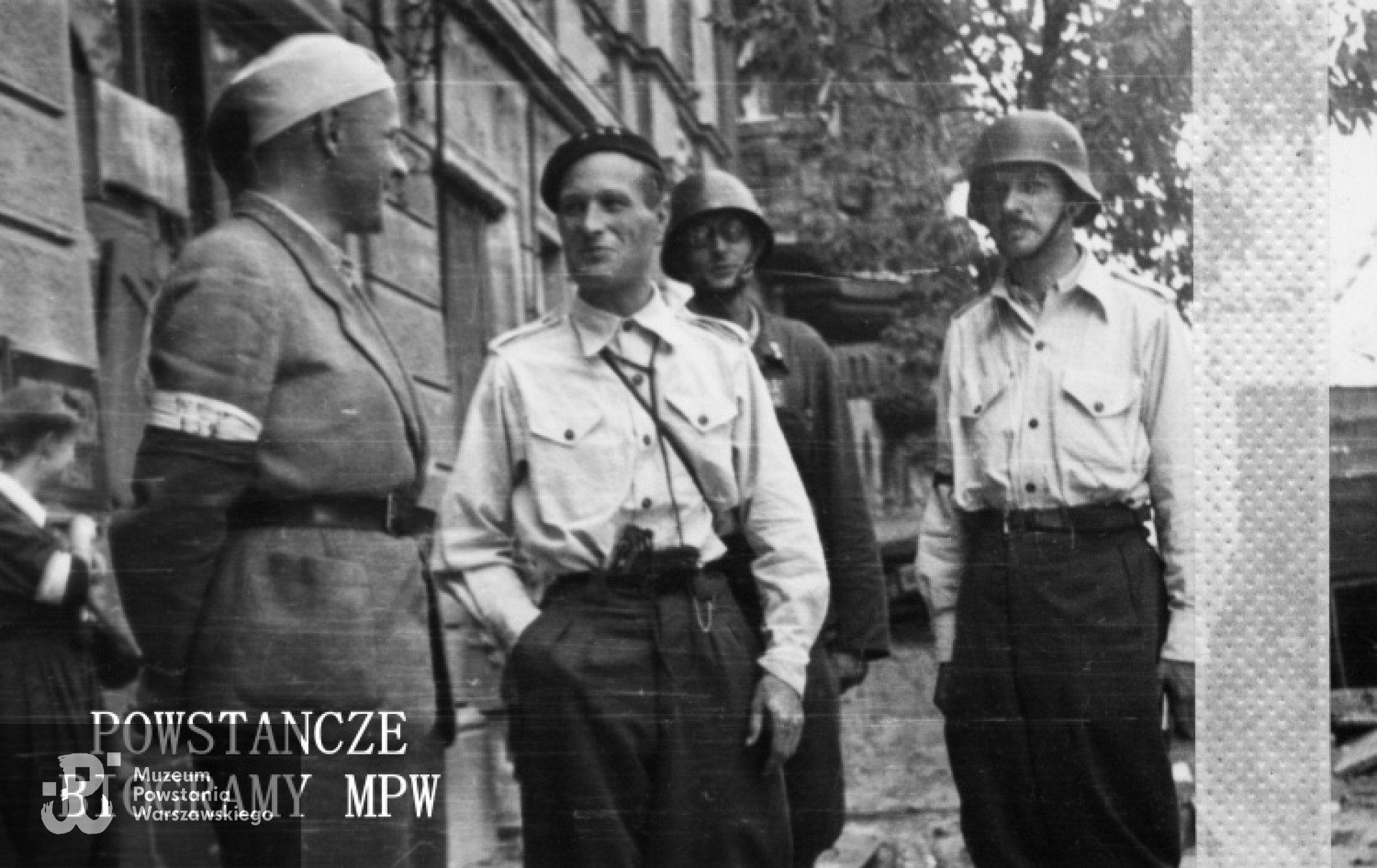 Fotografia z Powstania Warszawskiego. Śródmieście Południowe. Oficerowie zgrupowania "Ruczaj" podczas narady. Od lewej: kpt. Antoni Kazimierz Dembowski "Lodecki", rtm. Czesław Grudziński "Ruczaj", ppor. Jerzy Przeździecki "Rymwid" i Michał Tadeusz Słomiński "Tadeusz Czarny". Fot. ze zbiorów Muzeum Powstania Warszawskiego, sygn. MPW-IK/2565