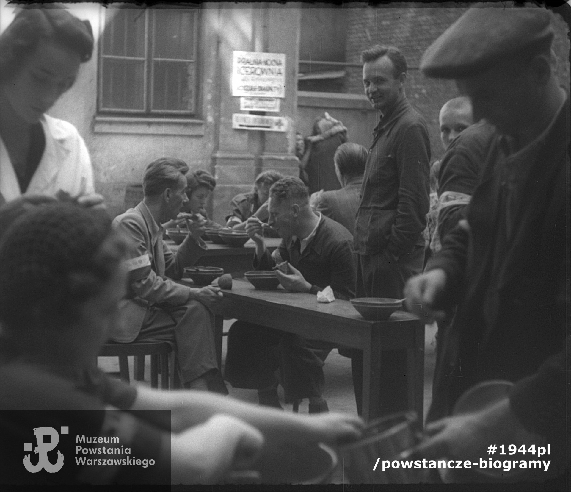 Zdjęcie filmowe z okresu Powstania. Por. Józef Marian Sosnowski, ps. Brzeziński stojący i patrzący w obiektyw.  Ze zbiorów Muzeum Powstania Warszawskiego