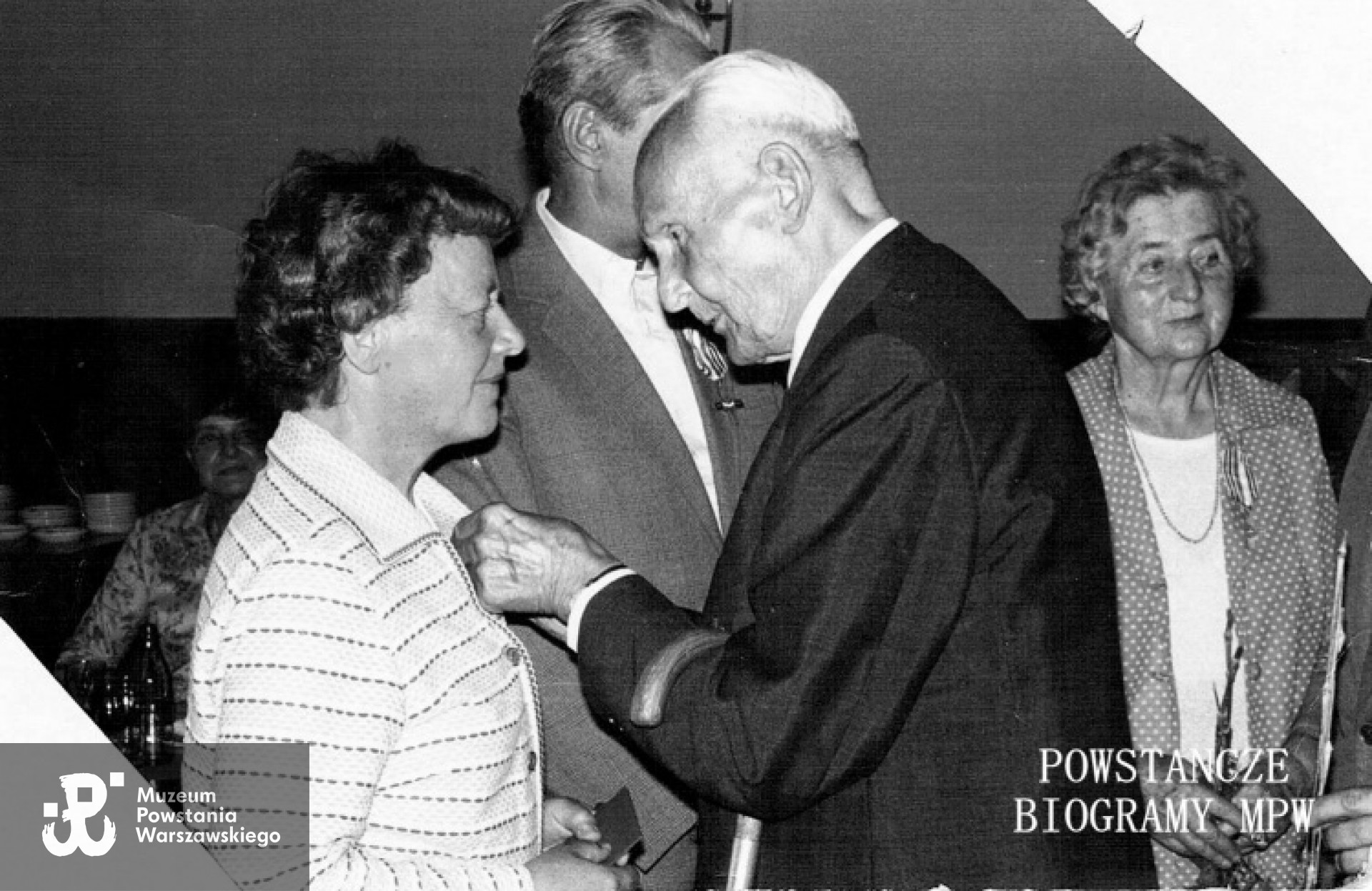 41. rocznica wybuchu Powstania Warszawskiego - płk. Henryk "Leliwa" Roycewicz dekoruje Marię Wieczorek - Gajowczyk - sanitariuszkę "Agnieszkę" Warszawskim Krzyżem Powstańczym. Fot. z archiwum rodzinnego Ewy Siekierskiej-Wiaderek