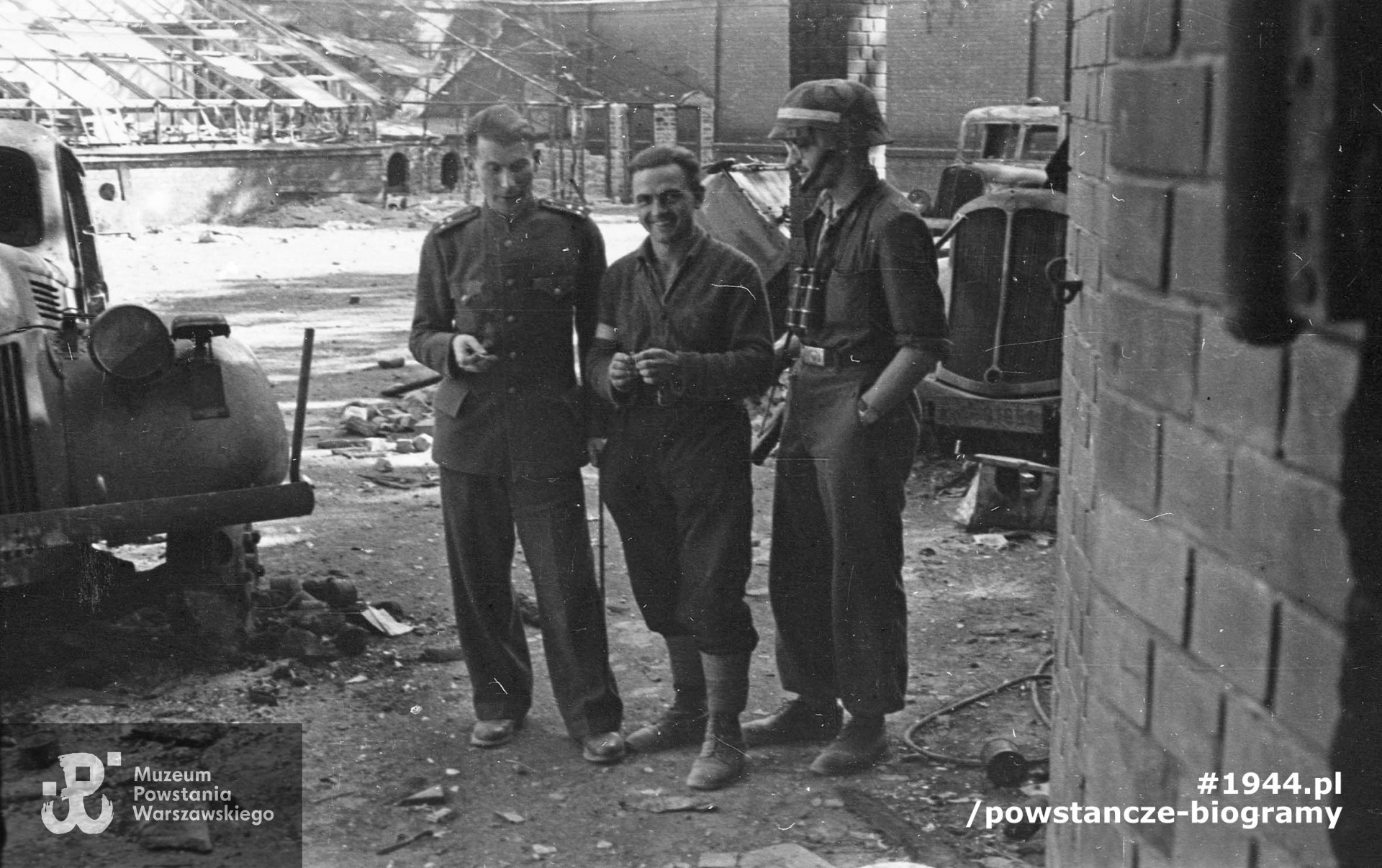 Grupa powstańców z kompanii "Tadeusz" batalionu "Ruczaj" na wewnętrznym dziedzińcu budynku Poselstwa Czechosłowackiego przy ul. Koszykowej 18. Po lewej stronie stoi rosyjski oficer por. Iwan Jachimow "Wańka", walczący w szeregach kompanii "Tadeusz" (poległ 18 sierpnia 1944 r.). Z prawej stoi ppor. Władysław Zajdler "Żarski" dowódca półplutonu 137 obsadzającego budynki pomiędzy ul. Chopina i Koszykową. Autorem zdjęcia jest  Marian Grabski "Wyrwa", ze zbiorów Muzeum Powstania Warszawskiego, sygn. MPW-IN/1508