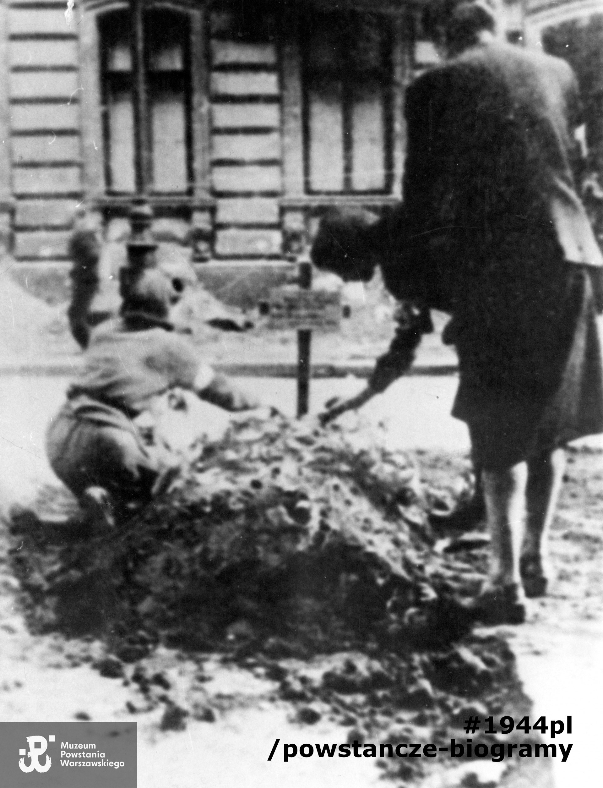 Ulica Skorupki. Powstańczy grób sanitariuszki Marii Tyszyńskiej "Marioli". Fot. ze zbiorów Muzeum Powstania Warszawskiego, sygn. P/1082