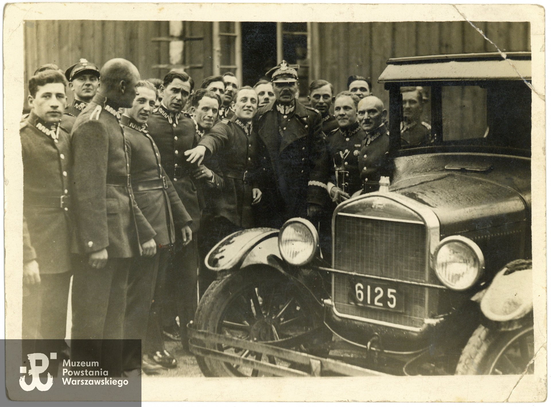 Dwudziestolecie międzywojenne. Stefan Czyżewski widoczny szósty z lewej strony (drugi w lewo od strony generała). Fot. ze zbiorów rodzinnych, udostępniła p. Kinga Rusin, wnuczka Powstańca