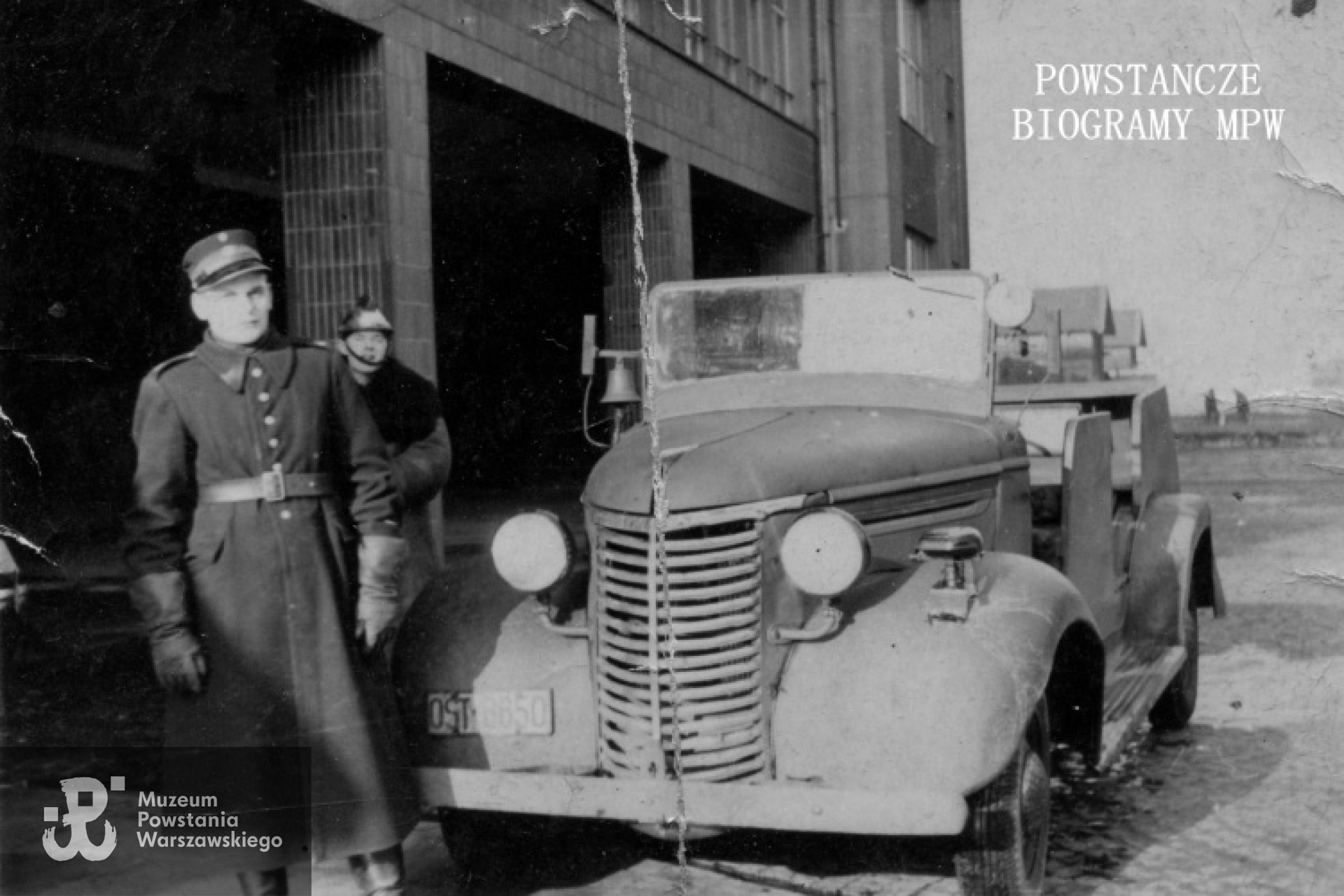 Zdjęcie wykonane prawdopodobnie przy ul. Obozowej 74. Władysław Cydzik stoi pierwszy z lewej. Fot. archiwum rodzinne