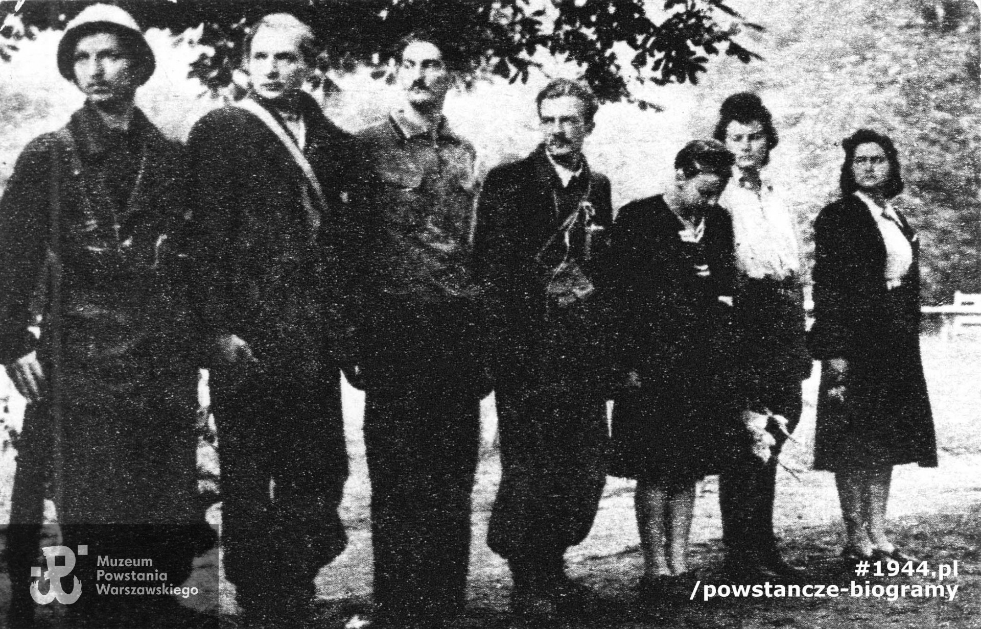 Fotografia z Powstania Warszawskiego. Grupa powstańców z plutonu "Rygla" zgrupowania "Bartkiewicz"  stojąca w szeregu. Od lewej:  st. strz. Alfred Wróblewski "Szary",  strz. Wiesław Mroczkowski-Nałęcz "Wiesiek", strz. Władysław Maydell "Waldemar", st. strz. Kazimierz Maydell "Kazik", łączniczka Stefania Engelhardt-Frank (Tula) "Maria",  łączniczka Irena Kummant-Skotnicka "Janina", "Luga", patrolowa Jadwiga Maydell "Jadwiga". Autor zdjęcia nieznany, ze zbiorów MPW, sygn.MPW-IP/3916