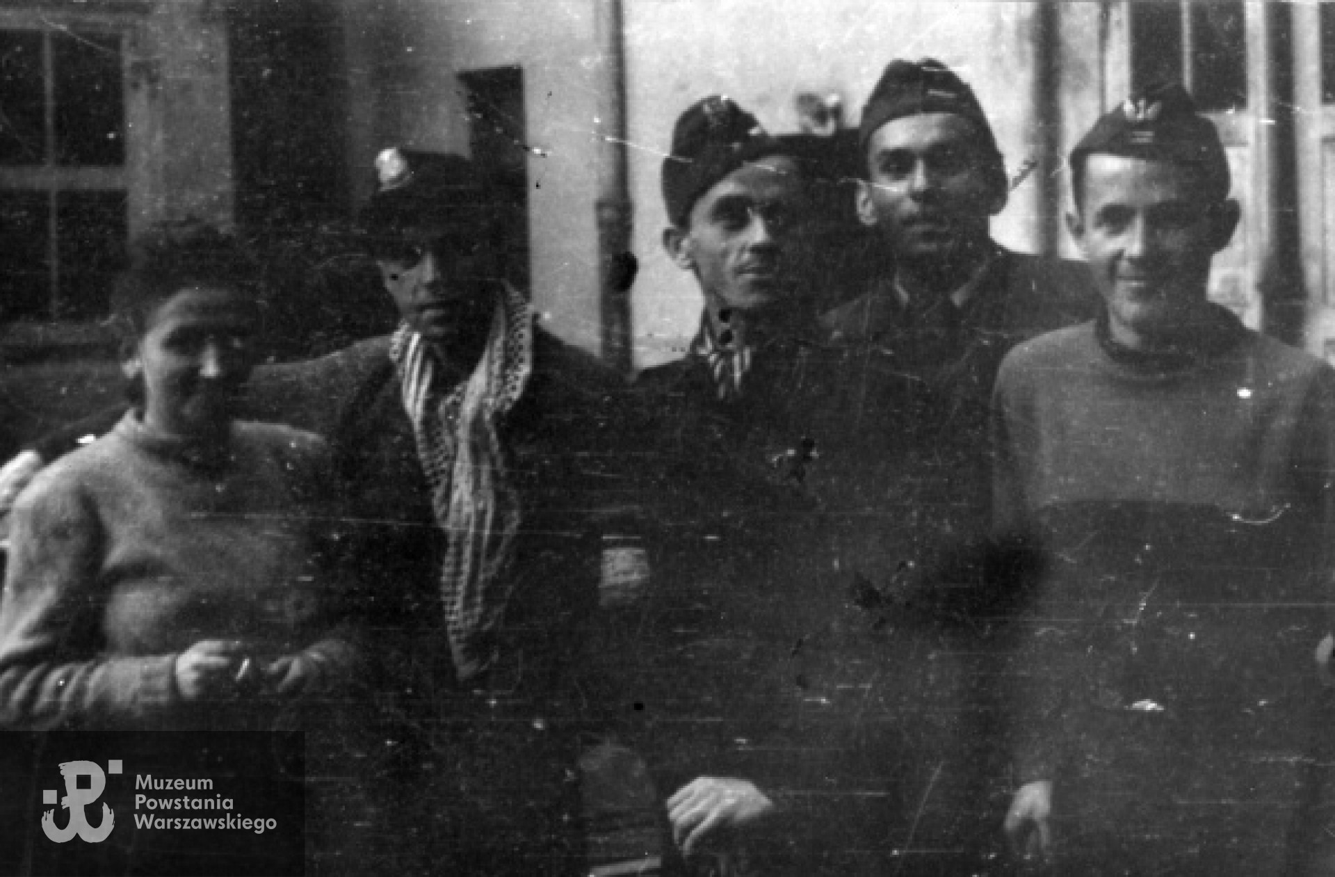 Powstanie Warszawskie - Śródmieście Południe, ul. Hoża 56. Szpital bat. "Wigry" Barbara Kopeczek pierwsza od lewej